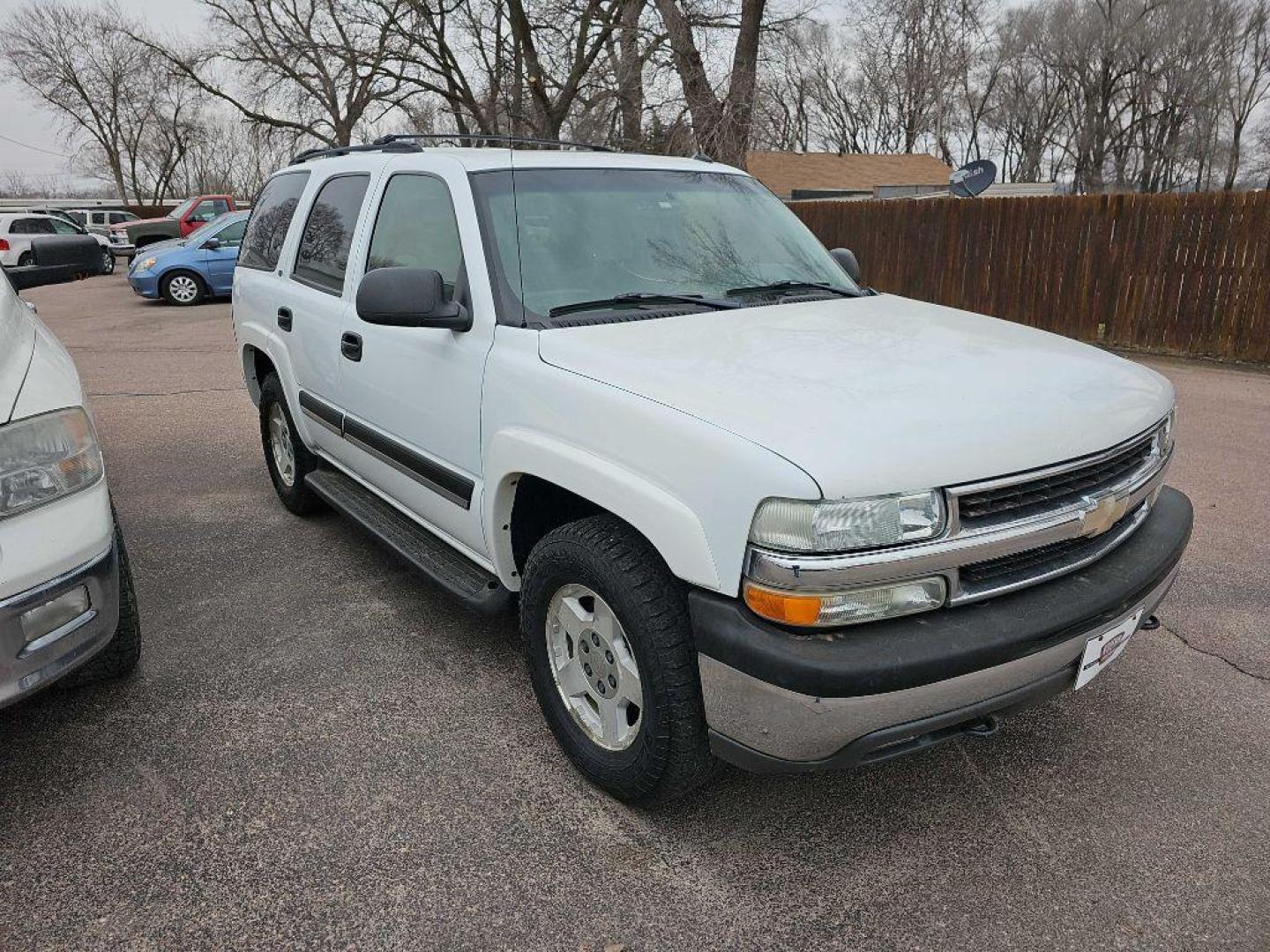 2004 WHITE CHEVROLET TAHOE 1500 (1GNEK13Z84J) with an 5.3L engine, Automatic transmission, located at 495 Old Highway 20 West, South Sioux City, NE, 68776, (402) 494-2677, 42.458408, -96.443512 - Photo#3