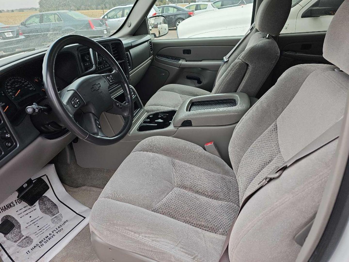 2004 WHITE CHEVROLET TAHOE 1500 (1GNEK13Z84J) with an 5.3L engine, Automatic transmission, located at 495 Old Highway 20 West, South Sioux City, NE, 68776, (402) 494-2677, 42.458408, -96.443512 - Photo#5