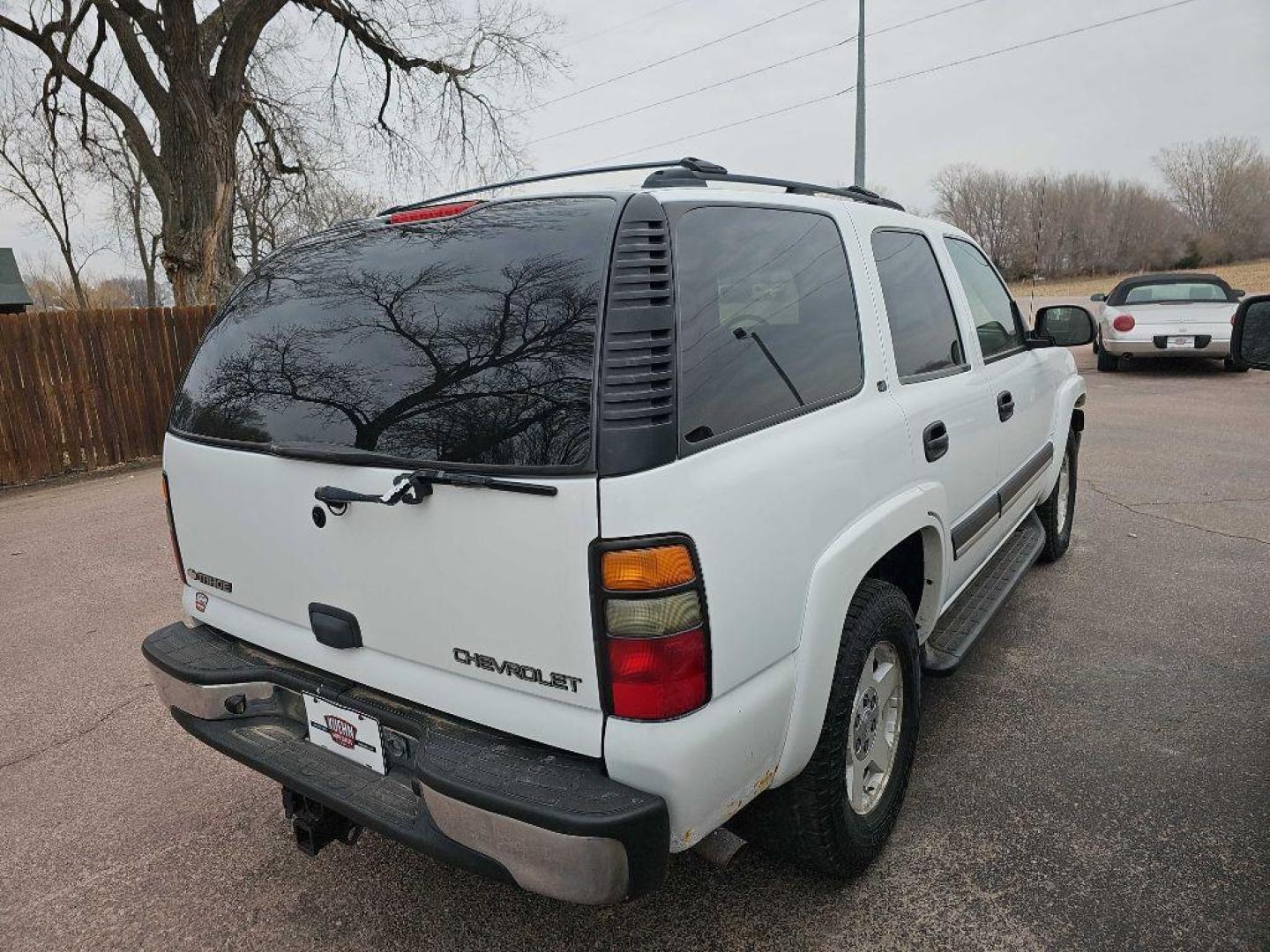 2004 WHITE CHEVROLET TAHOE 1500 (1GNEK13Z84J) with an 5.3L engine, Automatic transmission, located at 495 Old Highway 20 West, South Sioux City, NE, 68776, (402) 494-2677, 42.458408, -96.443512 - Photo#6