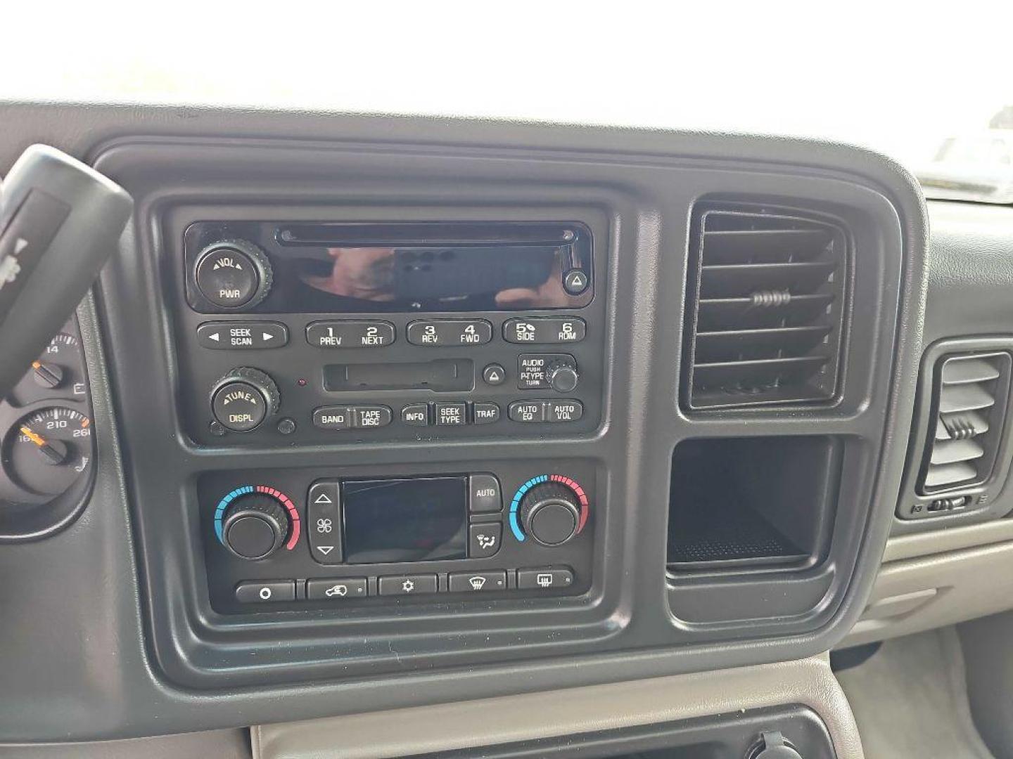 2004 WHITE CHEVROLET TAHOE 1500 (1GNEK13Z84J) with an 5.3L engine, Automatic transmission, located at 495 Old Highway 20 West, South Sioux City, NE, 68776, (402) 494-2677, 42.458408, -96.443512 - Photo#8