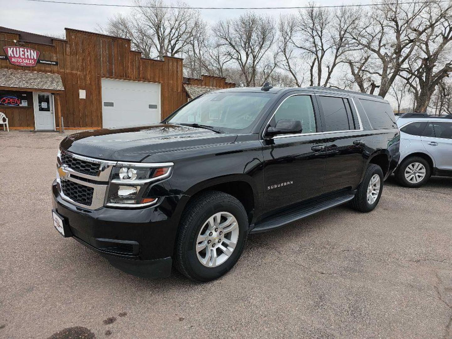 2017 BLACK CHEVROLET SUBURBAN 1500 LT (1GNSKHKC1HR) with an 5.3L engine, Automatic transmission, located at 495 Old Highway 20 West, South Sioux City, NE, 68776, (402) 494-2677, 42.458408, -96.443512 - Photo#1