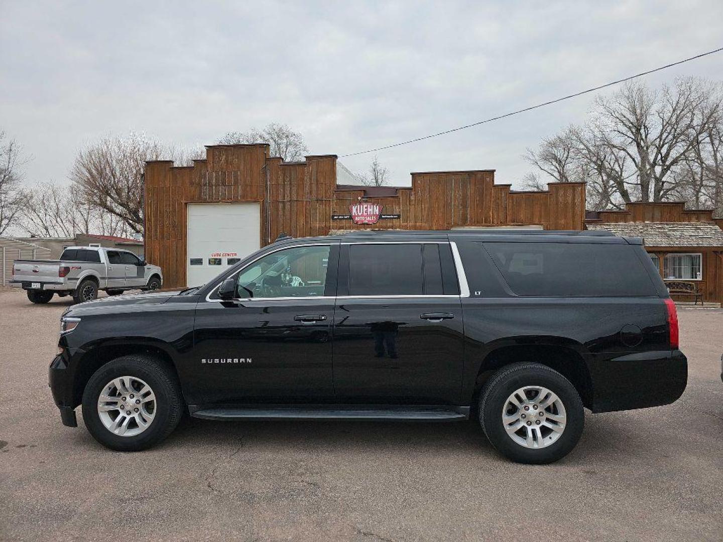 2017 BLACK CHEVROLET SUBURBAN 1500 LT (1GNSKHKC1HR) with an 5.3L engine, Automatic transmission, located at 495 Old Highway 20 West, South Sioux City, NE, 68776, (402) 494-2677, 42.458408, -96.443512 - Photo#3