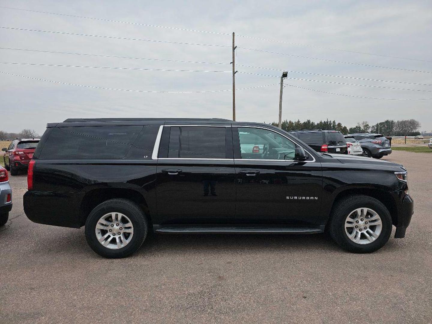 2017 BLACK CHEVROLET SUBURBAN 1500 LT (1GNSKHKC1HR) with an 5.3L engine, Automatic transmission, located at 495 Old Highway 20 West, South Sioux City, NE, 68776, (402) 494-2677, 42.458408, -96.443512 - Photo#4