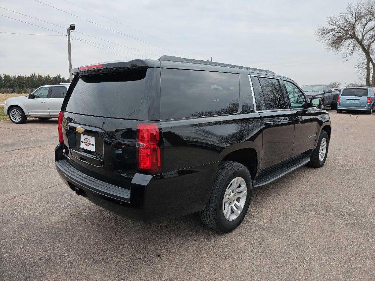 2017 BLACK CHEVROLET SUBURBAN 1500 LT (1GNSKHKC1HR) with an 5.3L engine, Automatic transmission, located at 495 Old Highway 20 West, South Sioux City, NE, 68776, (402) 494-2677, 42.458408, -96.443512 - Photo#5