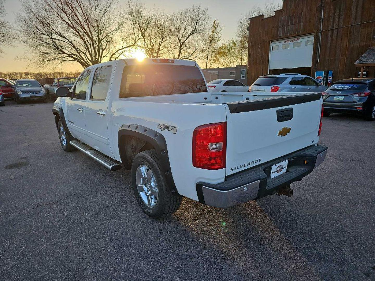 2012 WHITE CHEVROLET SILVERADO 1500 LT (3GCPKSE75CG) with an 5.3L engine, Automatic transmission, located at 495 Old Highway 20 West, South Sioux City, NE, 68776, (402) 494-2677, 42.458408, -96.443512 - Photo#2