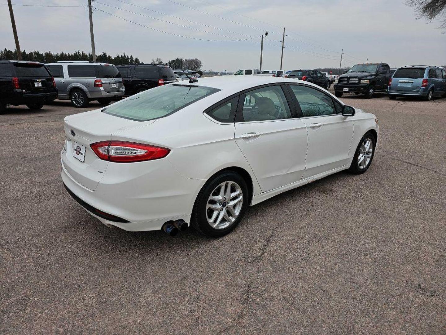 2014 WHITE FORD FUSION SE (3FA6P0H73ER) with an 2.5L engine, Automatic transmission, located at 495 Old Highway 20 West, South Sioux City, NE, 68776, (402) 494-2677, 42.458408, -96.443512 - Photo#11