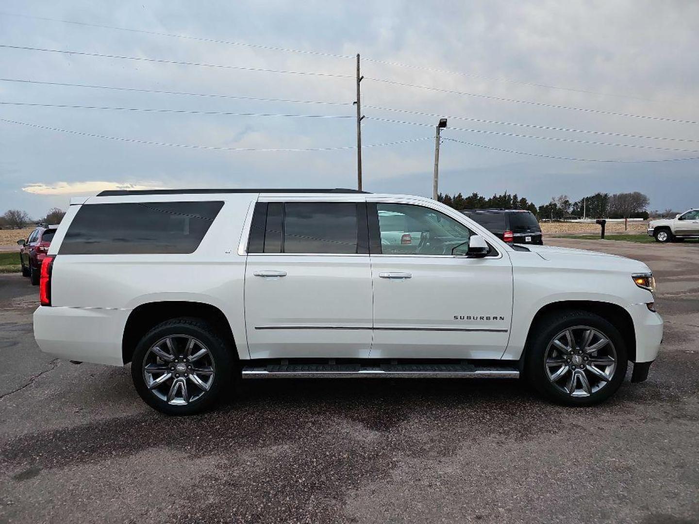 2018 WHITE CHEVROLET SUBURBAN 1500 LT (1GNSKHKC3JR) with an 5.3L engine, Automatic transmission, located at 495 Old Highway 20 West, South Sioux City, NE, 68776, (402) 494-2677, 42.458408, -96.443512 - Photo#0