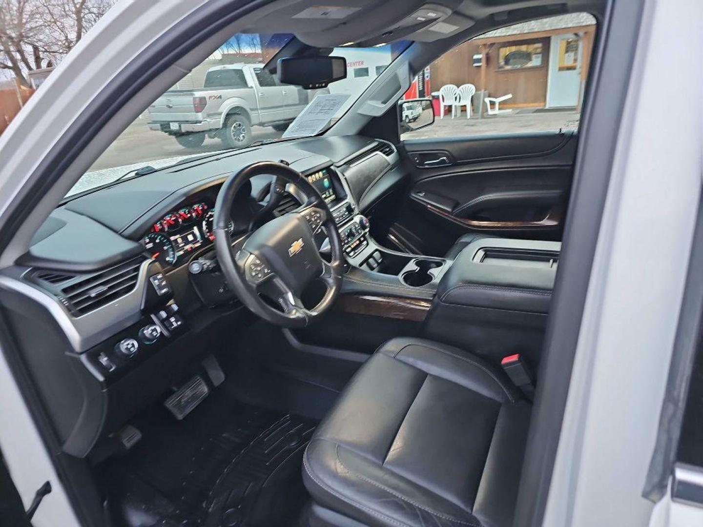 2018 WHITE CHEVROLET SUBURBAN 1500 LT (1GNSKHKC3JR) with an 5.3L engine, Automatic transmission, located at 495 Old Highway 20 West, South Sioux City, NE, 68776, (402) 494-2677, 42.458408, -96.443512 - Photo#11