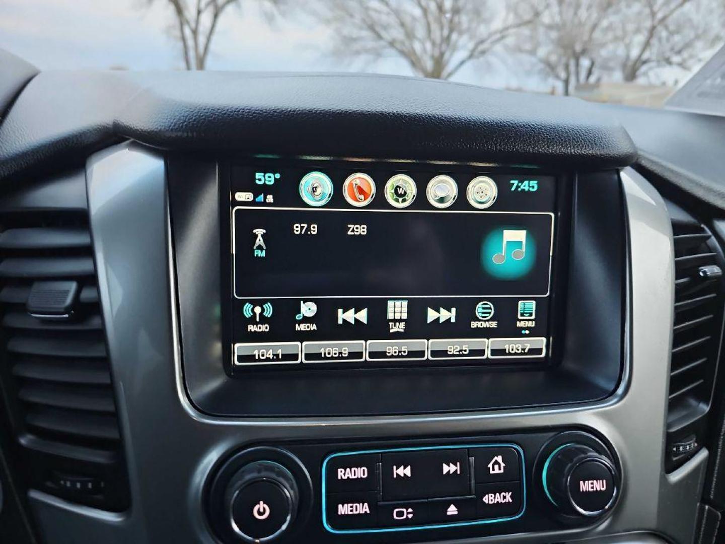 2018 WHITE CHEVROLET SUBURBAN 1500 LT (1GNSKHKC3JR) with an 5.3L engine, Automatic transmission, located at 495 Old Highway 20 West, South Sioux City, NE, 68776, (402) 494-2677, 42.458408, -96.443512 - Photo#16