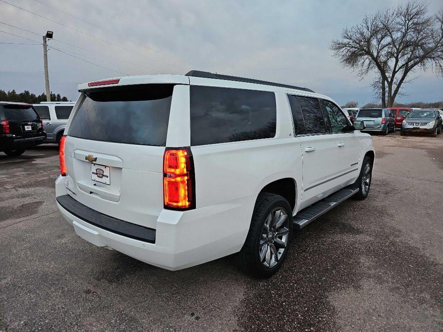 2018 WHITE CHEVROLET SUBURBAN 1500 LT (1GNSKHKC3JR) with an 5.3L engine, Automatic transmission, located at 495 Old Highway 20 West, South Sioux City, NE, 68776, (402) 494-2677, 42.458408, -96.443512 - Photo#1