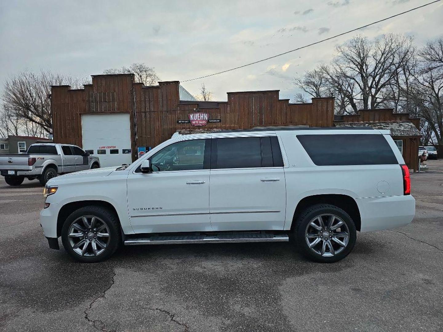 2018 WHITE CHEVROLET SUBURBAN 1500 LT (1GNSKHKC3JR) with an 5.3L engine, Automatic transmission, located at 495 Old Highway 20 West, South Sioux City, NE, 68776, (402) 494-2677, 42.458408, -96.443512 - Photo#2