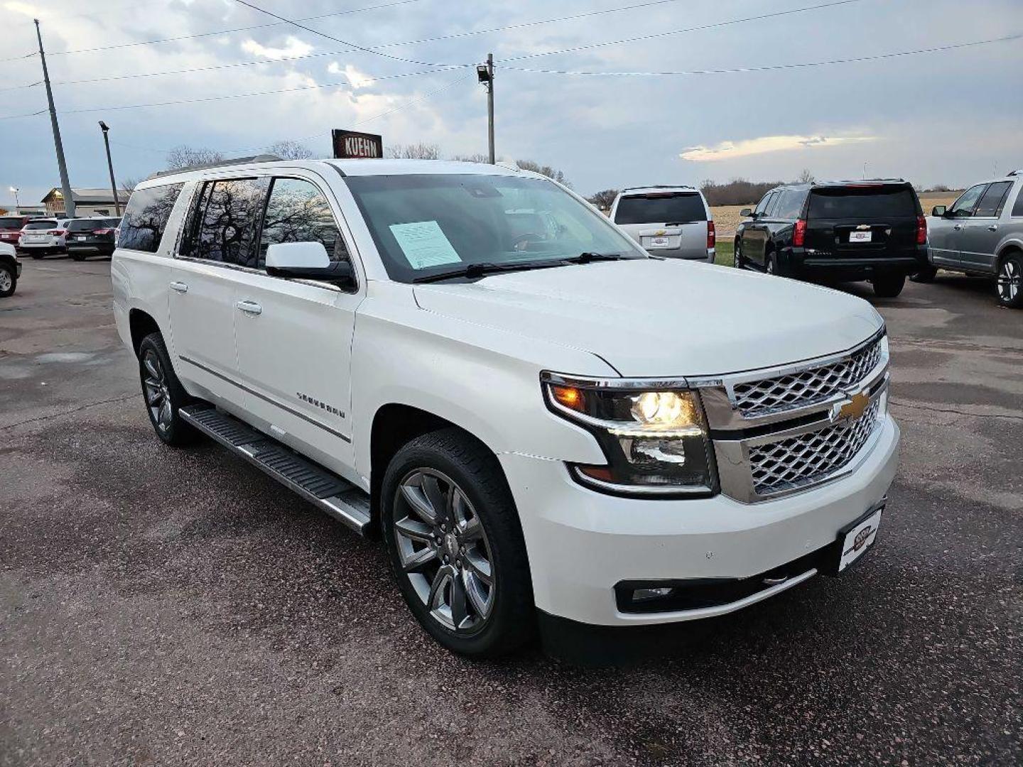 2018 WHITE CHEVROLET SUBURBAN 1500 LT (1GNSKHKC3JR) with an 5.3L engine, Automatic transmission, located at 495 Old Highway 20 West, South Sioux City, NE, 68776, (402) 494-2677, 42.458408, -96.443512 - Photo#3