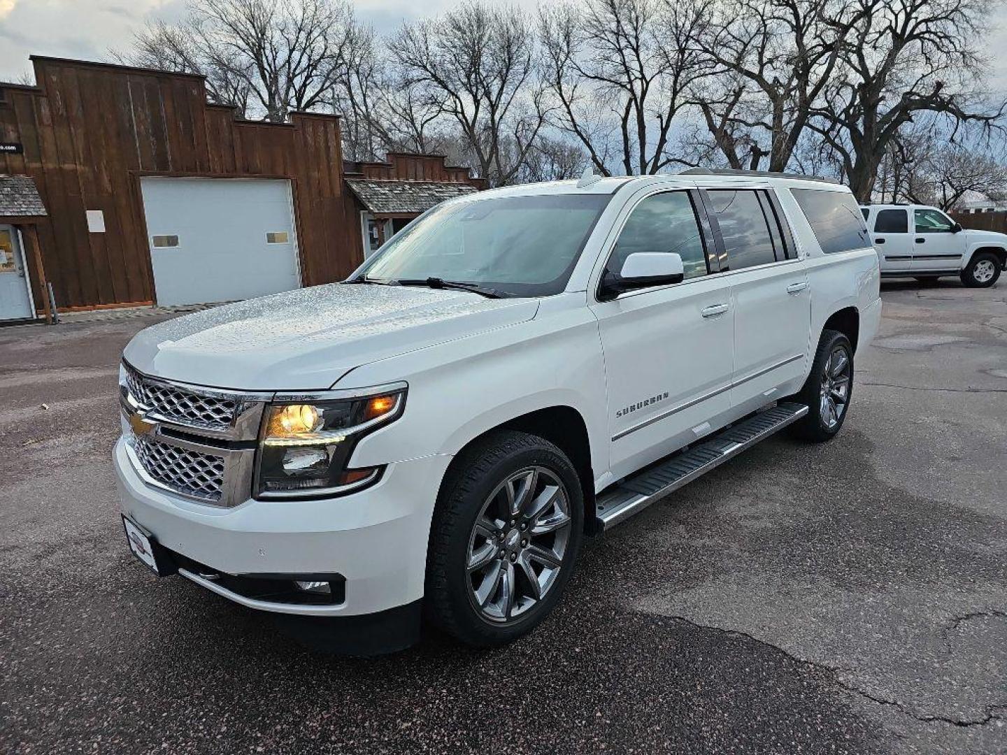 2018 WHITE CHEVROLET SUBURBAN 1500 LT (1GNSKHKC3JR) with an 5.3L engine, Automatic transmission, located at 495 Old Highway 20 West, South Sioux City, NE, 68776, (402) 494-2677, 42.458408, -96.443512 - Photo#4