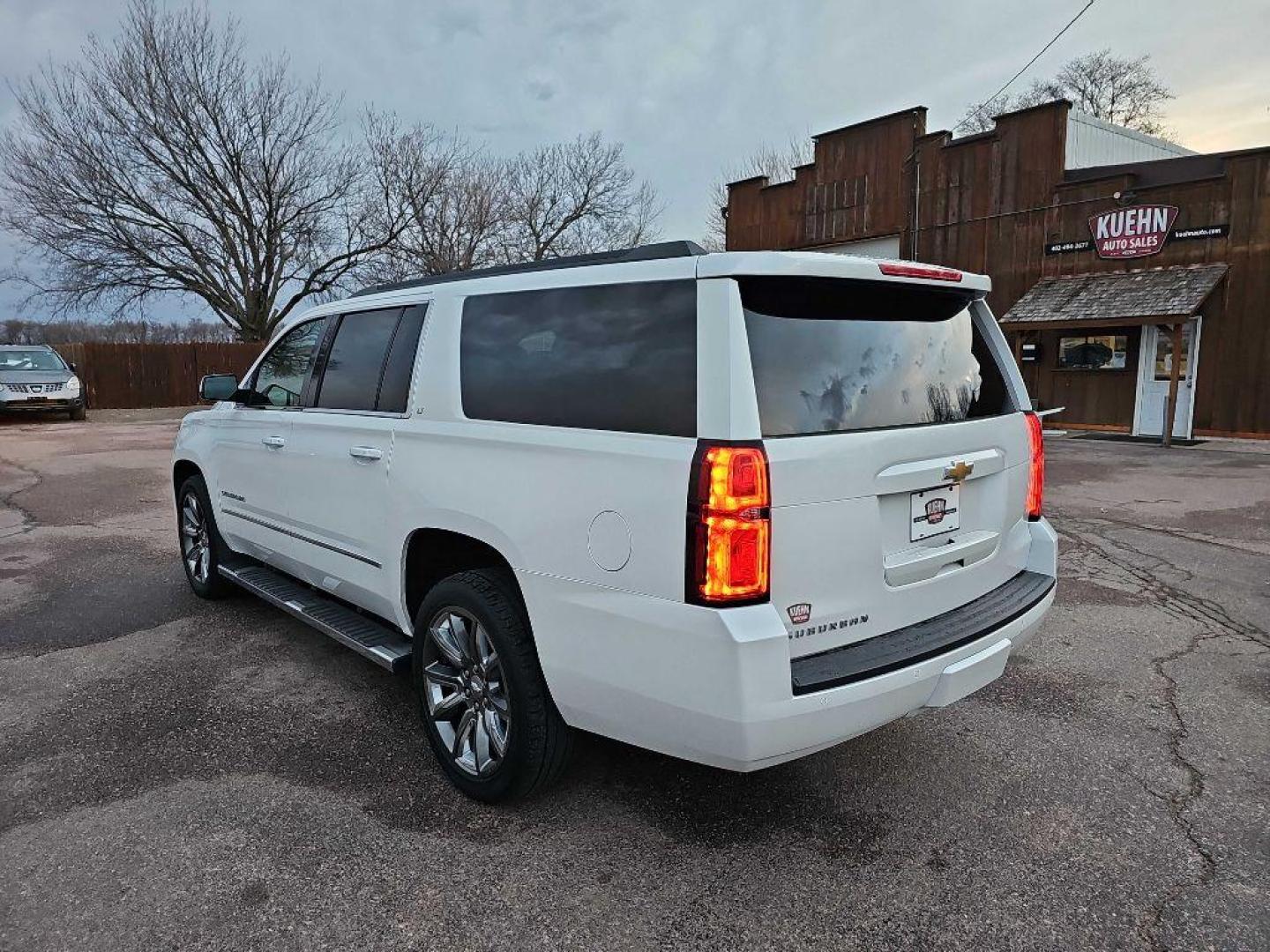 2018 WHITE CHEVROLET SUBURBAN 1500 LT (1GNSKHKC3JR) with an 5.3L engine, Automatic transmission, located at 495 Old Highway 20 West, South Sioux City, NE, 68776, (402) 494-2677, 42.458408, -96.443512 - Photo#5