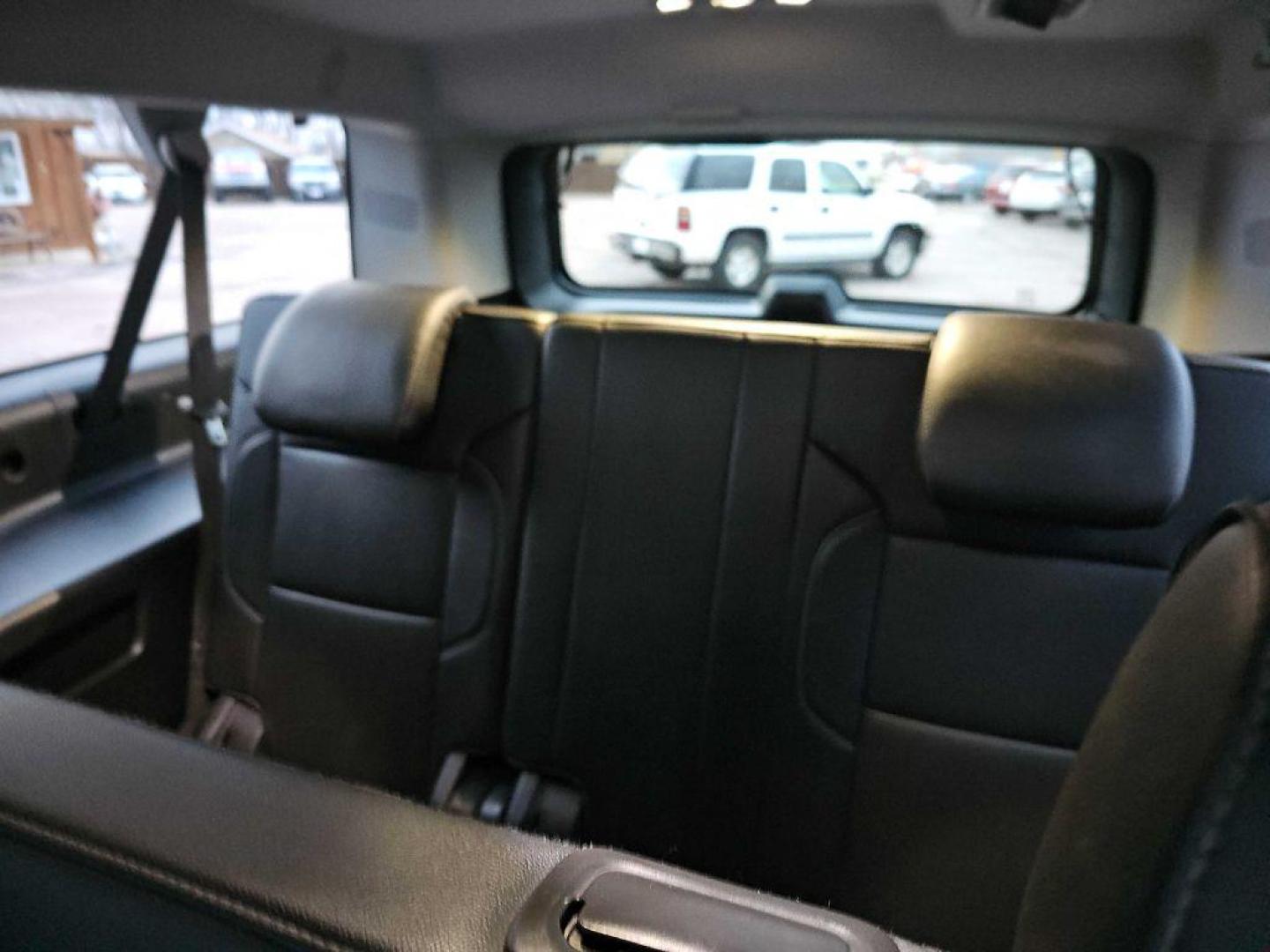 2018 WHITE CHEVROLET SUBURBAN 1500 LT (1GNSKHKC3JR) with an 5.3L engine, Automatic transmission, located at 495 Old Highway 20 West, South Sioux City, NE, 68776, (402) 494-2677, 42.458408, -96.443512 - Photo#7