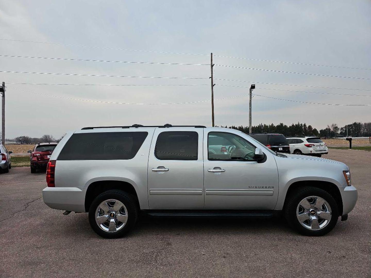 2013 SILVER CHEVROLET SUBURBAN 1500 LT (1GNSKJE78DR) with an 5.3L engine, Automatic transmission, located at 495 Old Highway 20 West, South Sioux City, NE, 68776, (402) 494-2677, 42.458408, -96.443512 - Photo#4