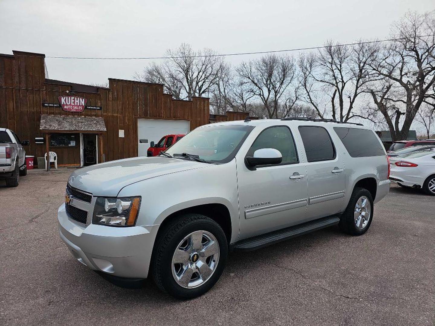 2013 SILVER CHEVROLET SUBURBAN 1500 LT (1GNSKJE78DR) with an 5.3L engine, Automatic transmission, located at 495 Old Highway 20 West, South Sioux City, NE, 68776, (402) 494-2677, 42.458408, -96.443512 - Photo#0