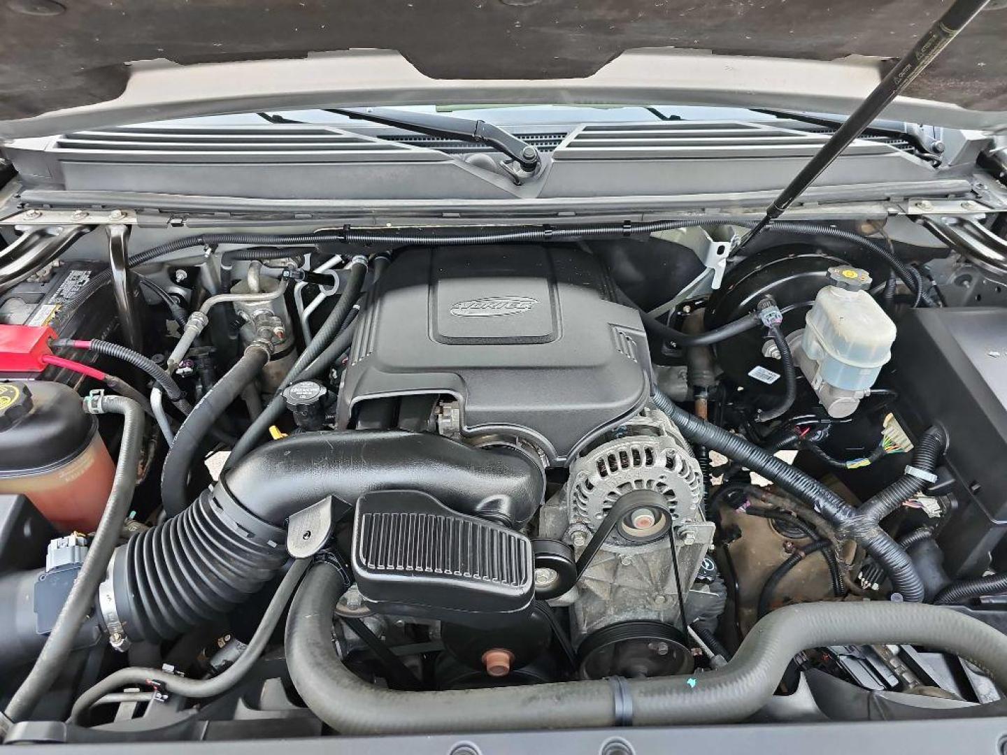 2013 SILVER CHEVROLET SUBURBAN 1500 LT (1GNSKJE78DR) with an 5.3L engine, Automatic transmission, located at 495 Old Highway 20 West, South Sioux City, NE, 68776, (402) 494-2677, 42.458408, -96.443512 - Photo#18