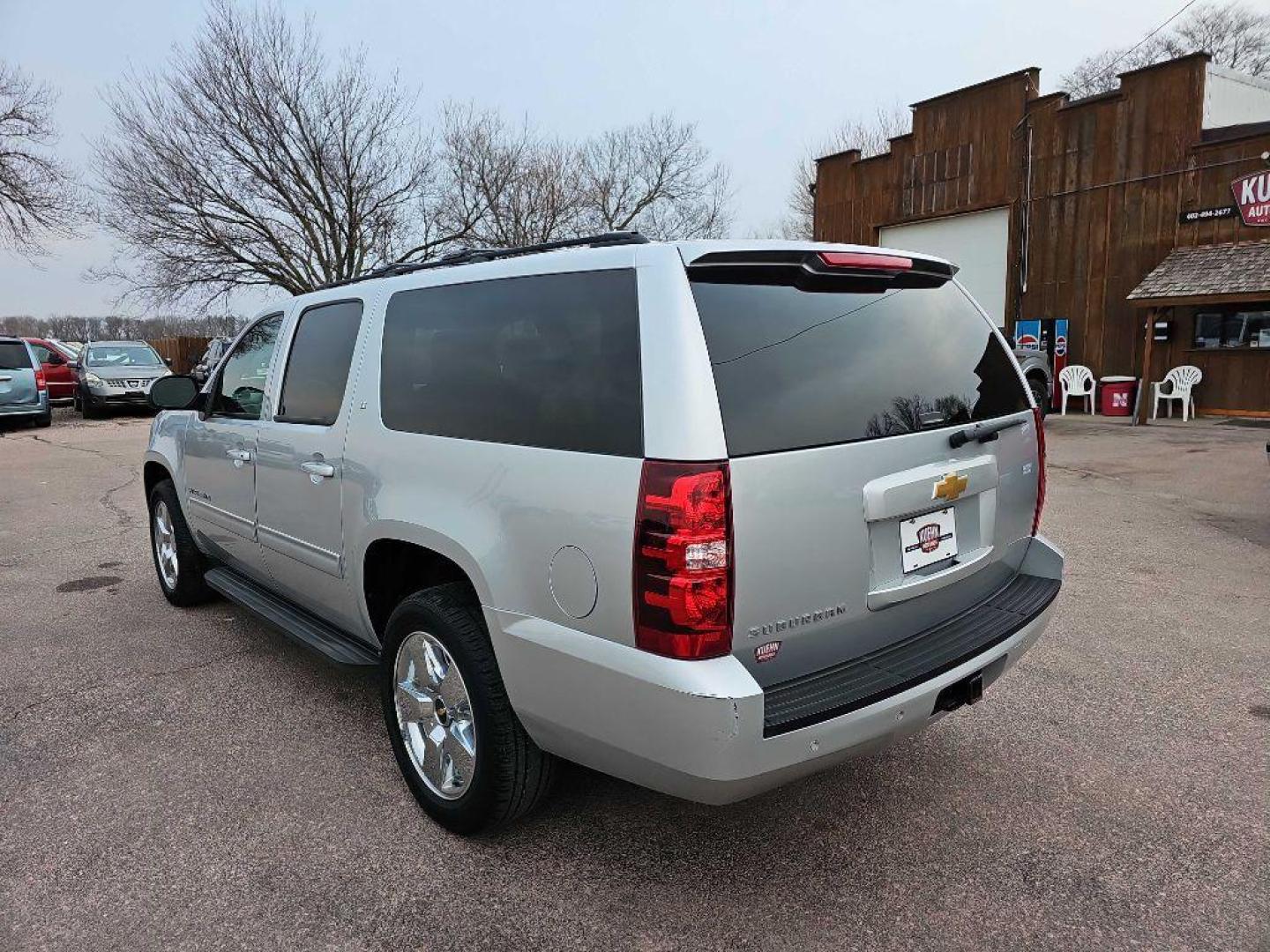 2013 SILVER CHEVROLET SUBURBAN 1500 LT (1GNSKJE78DR) with an 5.3L engine, Automatic transmission, located at 495 Old Highway 20 West, South Sioux City, NE, 68776, (402) 494-2677, 42.458408, -96.443512 - Photo#19