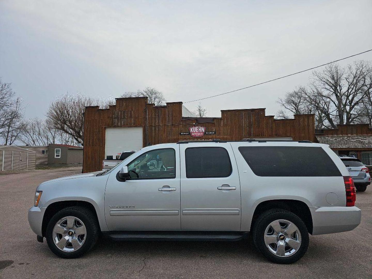 2013 SILVER CHEVROLET SUBURBAN 1500 LT (1GNSKJE78DR) with an 5.3L engine, Automatic transmission, located at 495 Old Highway 20 West, South Sioux City, NE, 68776, (402) 494-2677, 42.458408, -96.443512 - Photo#1