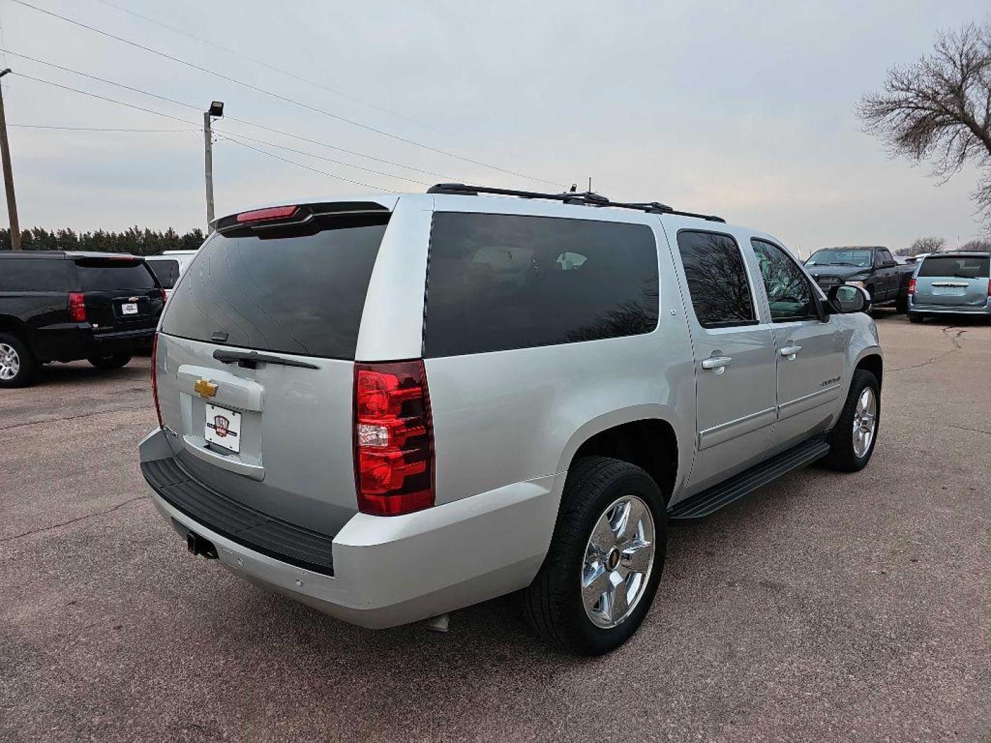 2013 SILVER CHEVROLET SUBURBAN 1500 LT (1GNSKJE78DR) with an 5.3L engine, Automatic transmission, located at 495 Old Highway 20 West, South Sioux City, NE, 68776, (402) 494-2677, 42.458408, -96.443512 - Photo#3