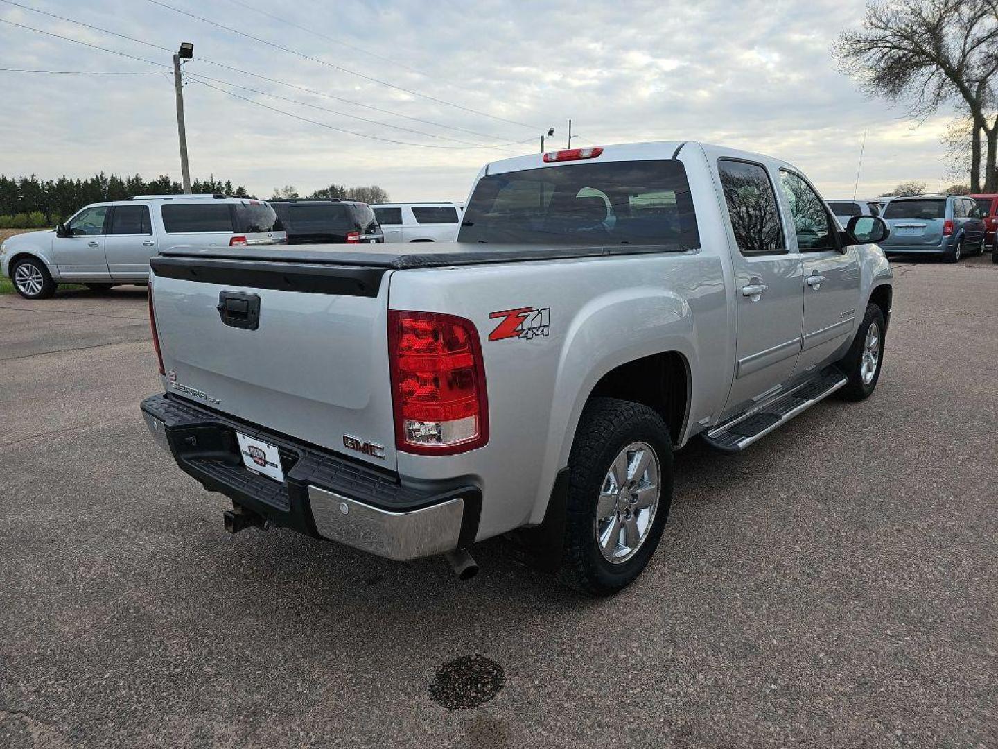 2013 SILVER GMC SIERRA 1500 SLT (3GTP2WE79DG) with an 5.3 engine, Automatic transmission, located at 495 Old Highway 20 West, South Sioux City, NE, 68776, (402) 494-2677, 42.458408, -96.443512 - Photo#3