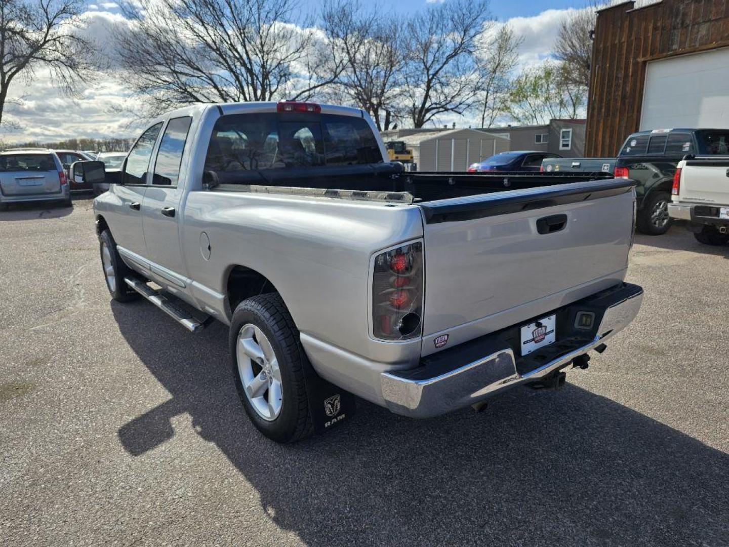 2006 SILVER DODGE RAM 1500 ST (1D7HU18216S) with an 5.7L engine, Automatic transmission, located at 495 Old Highway 20 West, South Sioux City, NE, 68776, (402) 494-2677, 42.458408, -96.443512 - Photo#1