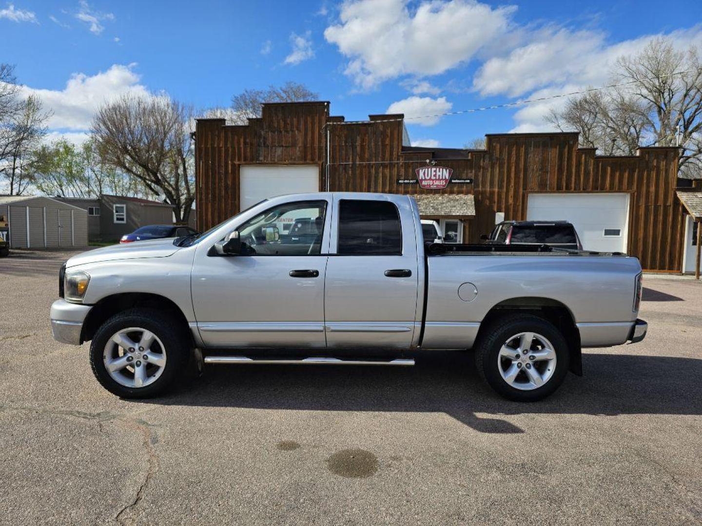 2006 SILVER DODGE RAM 1500 ST (1D7HU18216S) with an 5.7L engine, Automatic transmission, located at 495 Old Highway 20 West, South Sioux City, NE, 68776, (402) 494-2677, 42.458408, -96.443512 - Photo#2