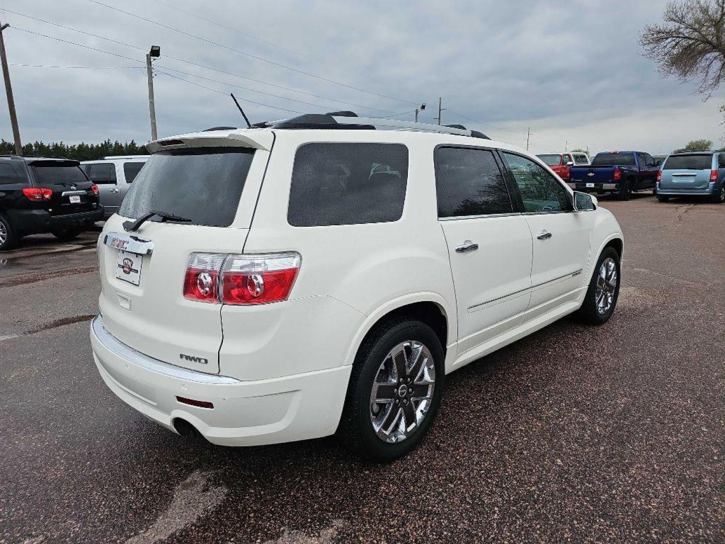 2012 WHITE GMC ACADIA DENALI (1GKKVTED1CJ) with an 3.6L engine, Automatic transmission, located at 495 Old Highway 20 West, South Sioux City, NE, 68776, (402) 494-2677, 42.458408, -96.443512 - Photo#3