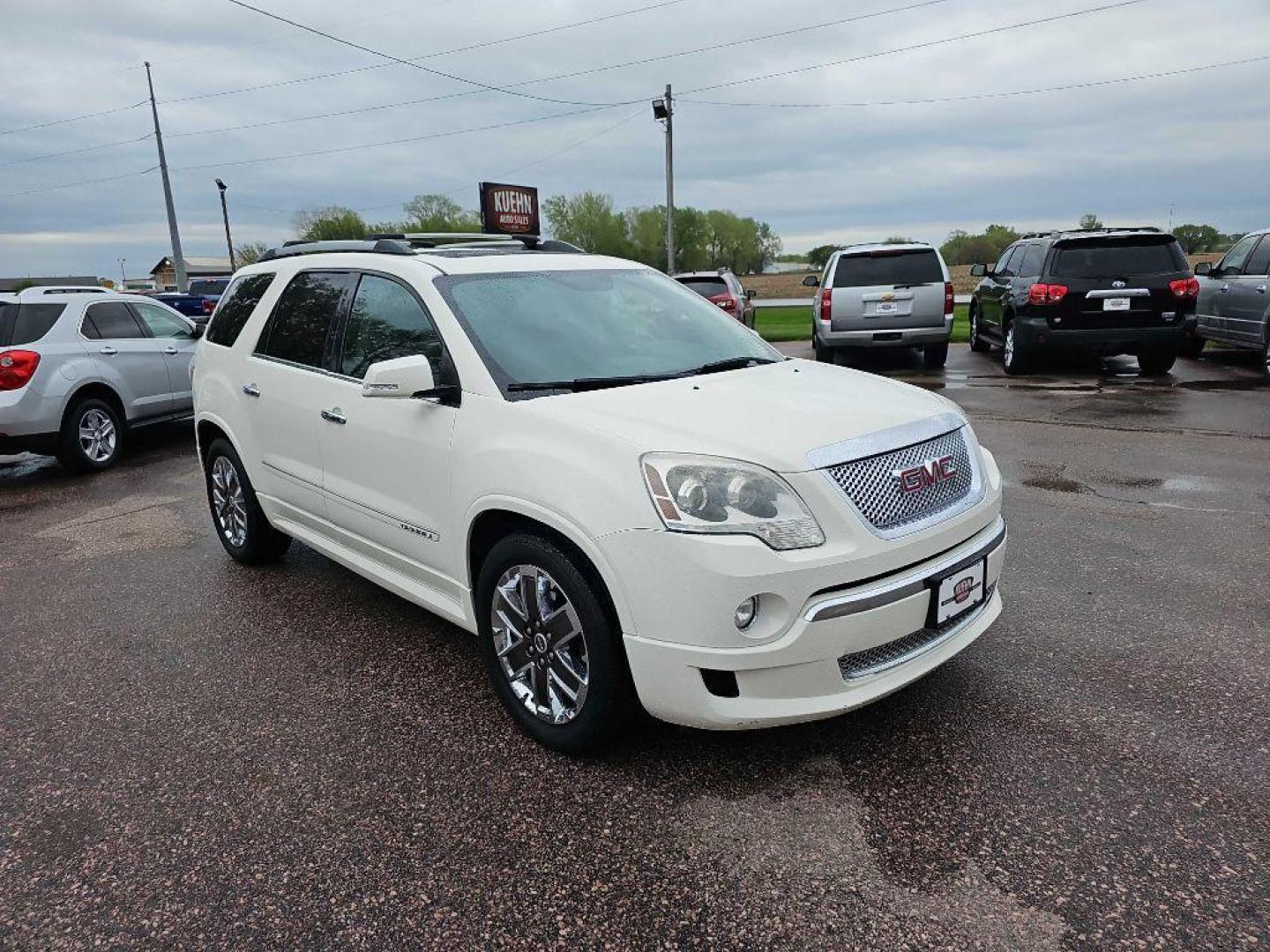 2012 WHITE GMC ACADIA DENALI (1GKKVTED1CJ) with an 3.6L engine, Automatic transmission, located at 495 Old Highway 20 West, South Sioux City, NE, 68776, (402) 494-2677, 42.458408, -96.443512 - Photo#5