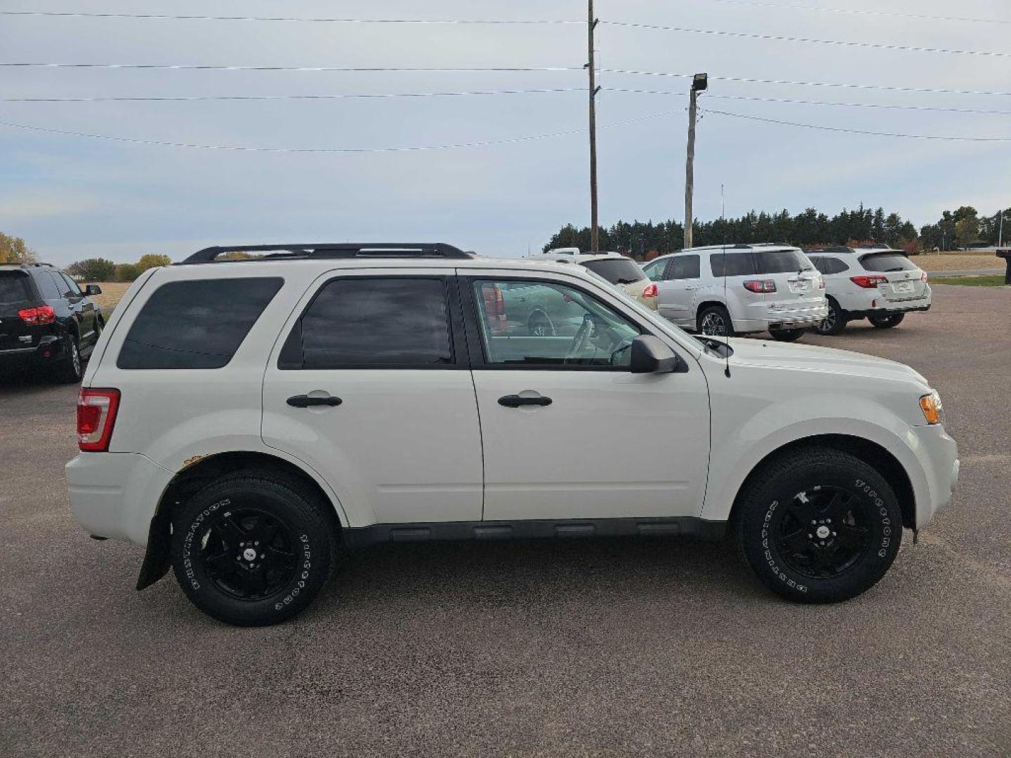 2009 WHITE FORD ESCAPE XLT (1FMCU93GX9K) with an 3.0L engine, Automatic transmission, located at 495 Old Highway 20 West, South Sioux City, NE, 68776, (402) 494-2677, 42.458408, -96.443512 - Photo#0