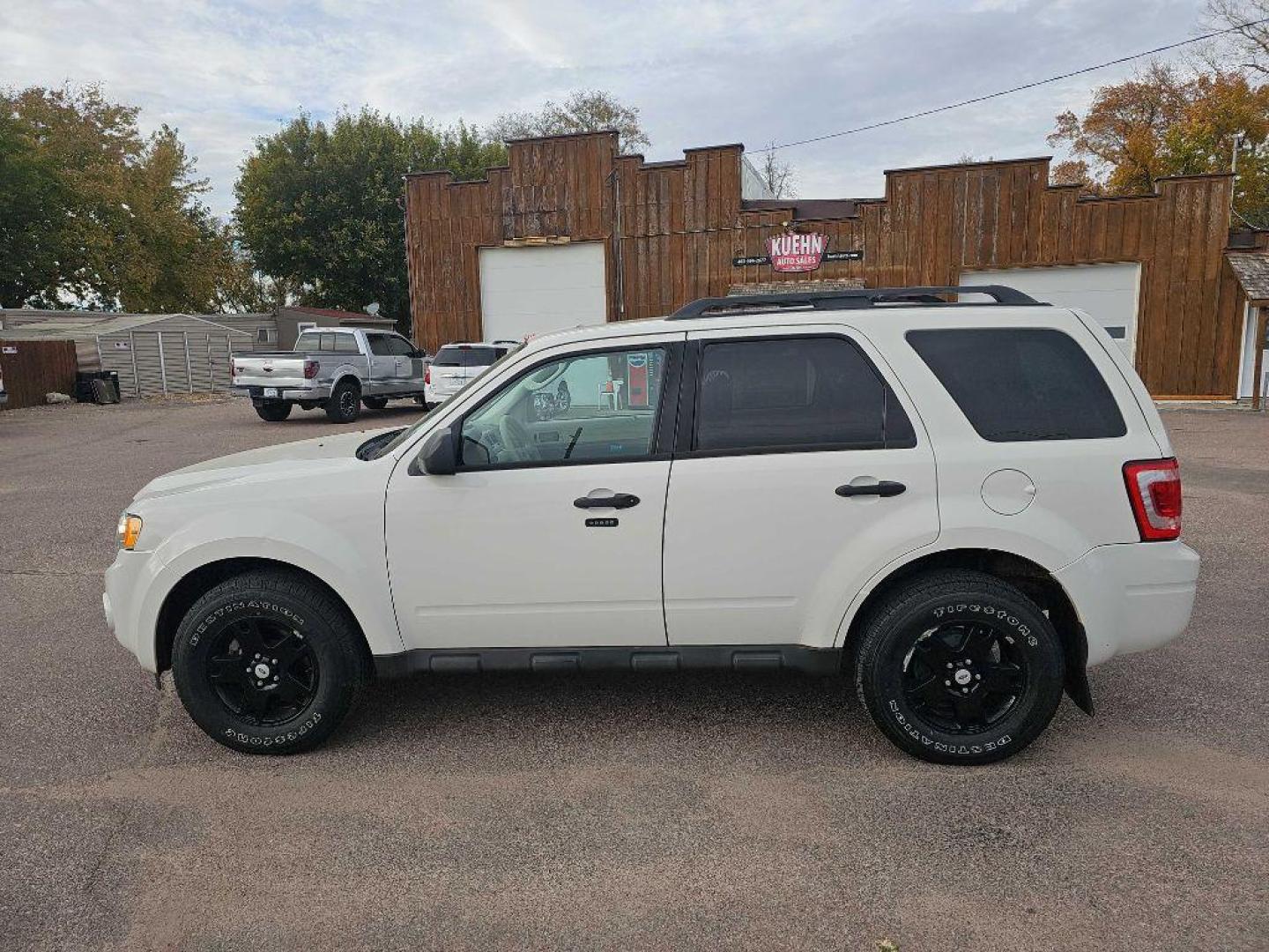 2009 WHITE FORD ESCAPE XLT (1FMCU93GX9K) with an 3.0L engine, Automatic transmission, located at 495 Old Highway 20 West, South Sioux City, NE, 68776, (402) 494-2677, 42.458408, -96.443512 - Photo#1