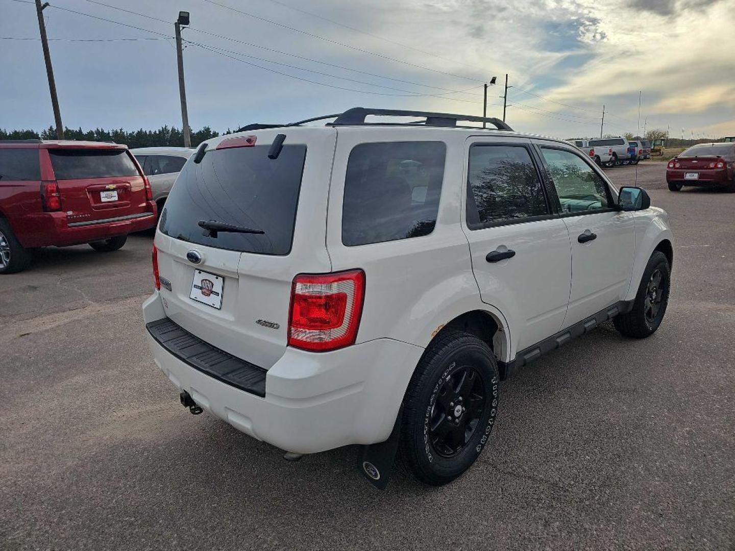 2009 WHITE FORD ESCAPE XLT (1FMCU93GX9K) with an 3.0L engine, Automatic transmission, located at 495 Old Highway 20 West, South Sioux City, NE, 68776, (402) 494-2677, 42.458408, -96.443512 - Photo#3