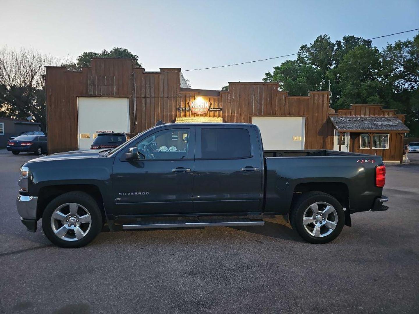 2018 GRAY CHEVROLET SILVERADO 1500 LT (3GCUKREC9JG) with an 5.3L engine, Automatic transmission, located at 495 Old Highway 20 West, South Sioux City, NE, 68776, (402) 494-2677, 42.458408, -96.443512 - Photo#0