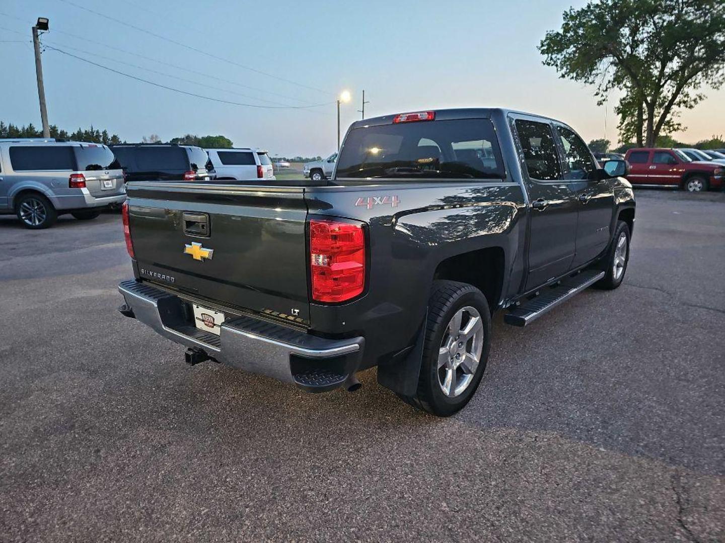 2018 GRAY CHEVROLET SILVERADO 1500 LT (3GCUKREC9JG) with an 5.3L engine, Automatic transmission, located at 495 Old Highway 20 West, South Sioux City, NE, 68776, (402) 494-2677, 42.458408, -96.443512 - Photo#1