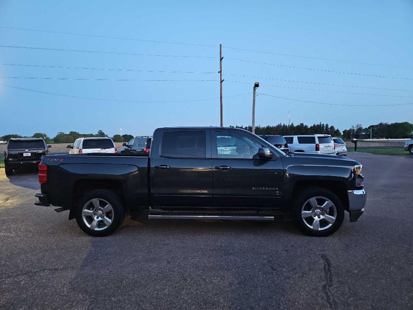 2018 GRAY CHEVROLET SILVERADO 1500 LT (3GCUKREC9JG) with an 5.3L engine, Automatic transmission, located at 495 Old Highway 20 West, South Sioux City, NE, 68776, (402) 494-2677, 42.458408, -96.443512 - Photo#2