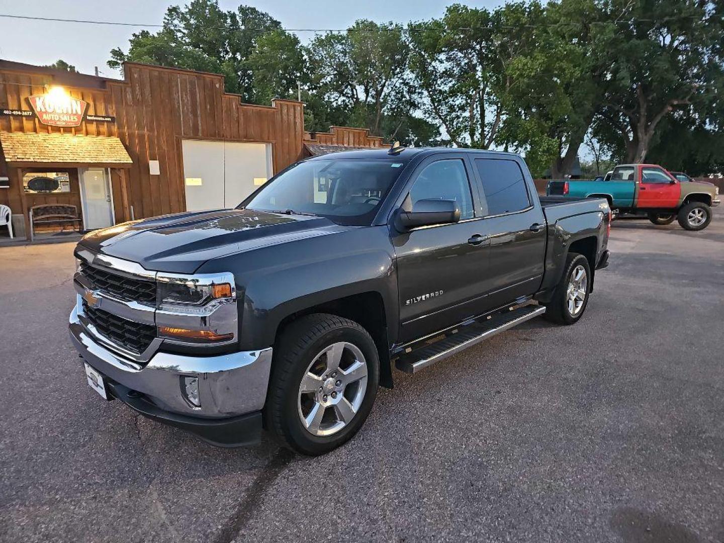 2018 GRAY CHEVROLET SILVERADO 1500 LT (3GCUKREC9JG) with an 5.3L engine, Automatic transmission, located at 495 Old Highway 20 West, South Sioux City, NE, 68776, (402) 494-2677, 42.458408, -96.443512 - Photo#3