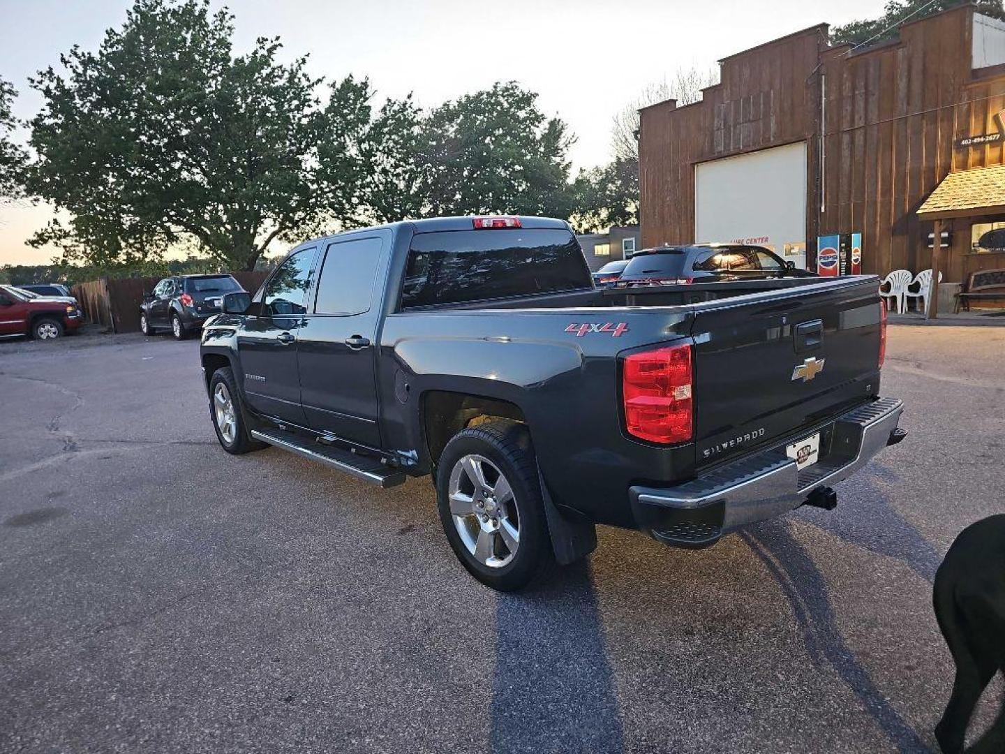 2018 GRAY CHEVROLET SILVERADO 1500 LT (3GCUKREC9JG) with an 5.3L engine, Automatic transmission, located at 495 Old Highway 20 West, South Sioux City, NE, 68776, (402) 494-2677, 42.458408, -96.443512 - Photo#4