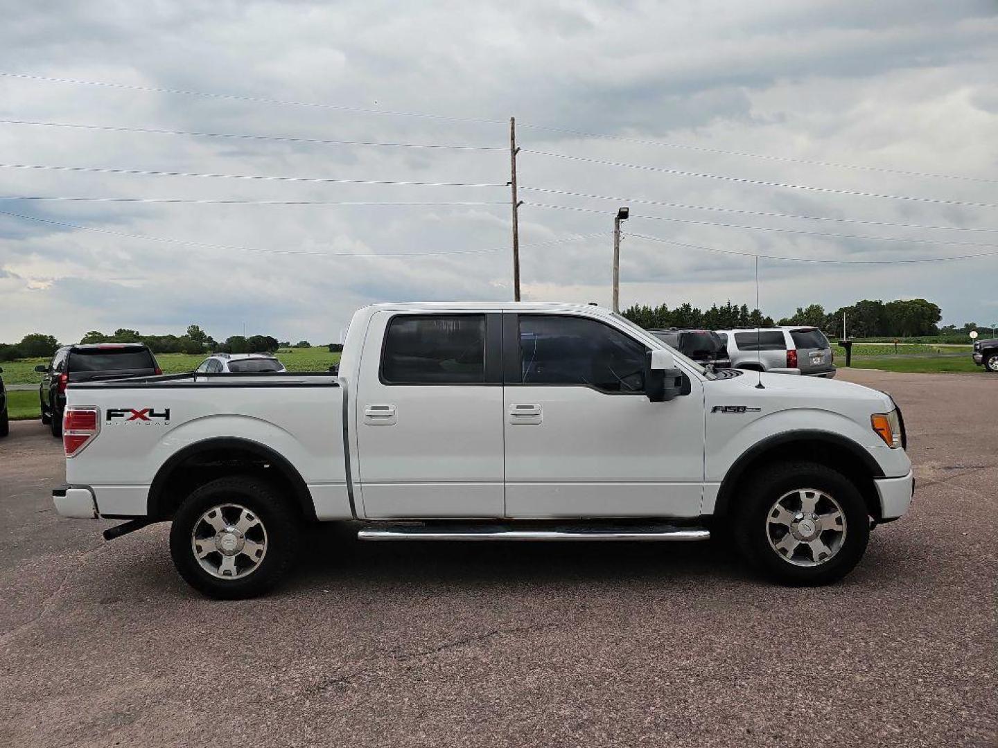 2010 WHITE FORD F150 SUPERCREW (1FTFW1EV7AF) with an 5.4L engine, Automatic transmission, located at 495 Old Highway 20 West, South Sioux City, NE, 68776, (402) 494-2677, 42.458408, -96.443512 - Photo#4