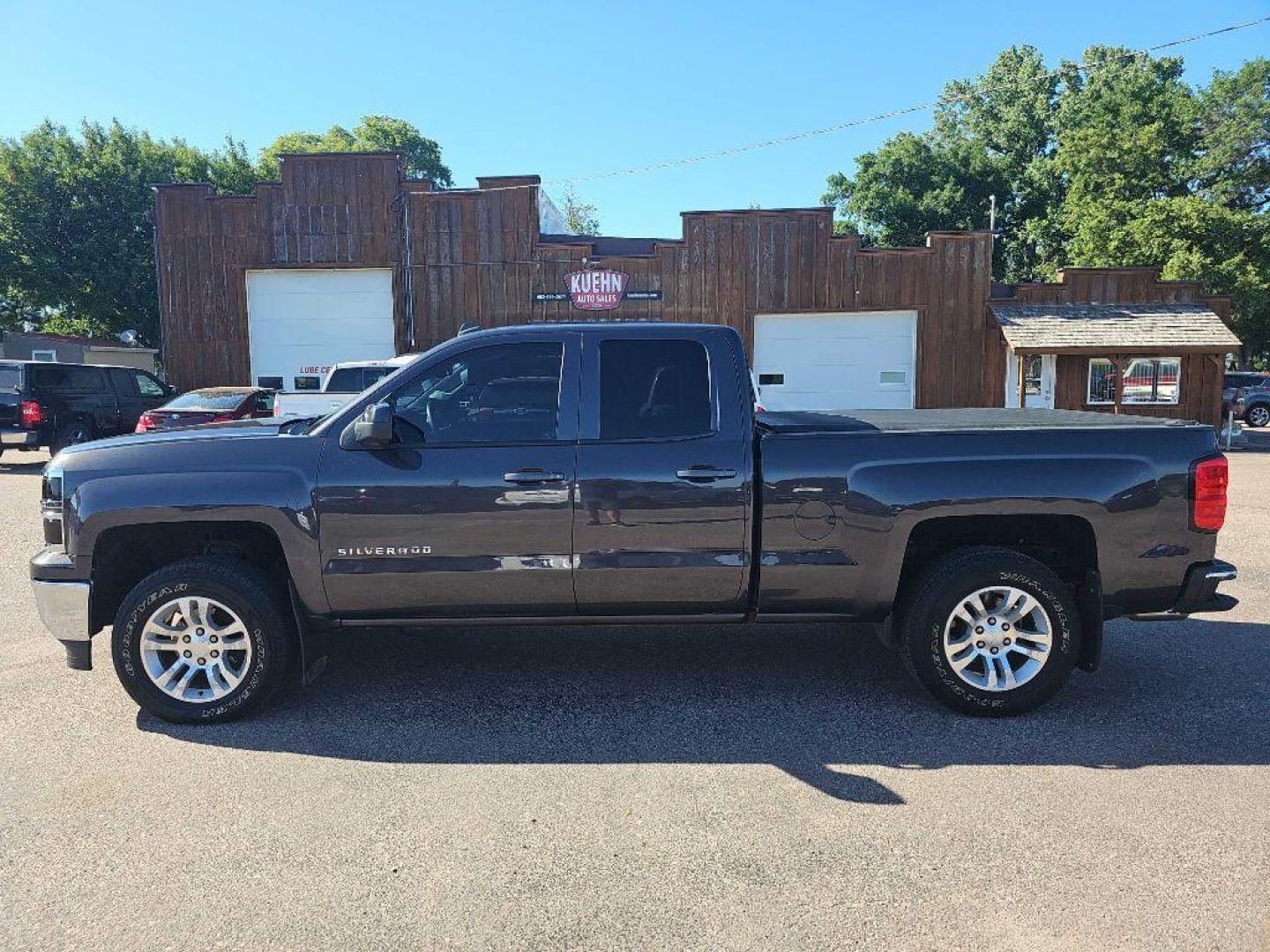 2014 GRAY CHEVROLET SILVERADO 1500 LT (1GCVKREC9EZ) with an 5.3L engine, Automatic transmission, located at 495 Old Highway 20 West, South Sioux City, NE, 68776, (402) 494-2677, 42.458408, -96.443512 - Photo#4