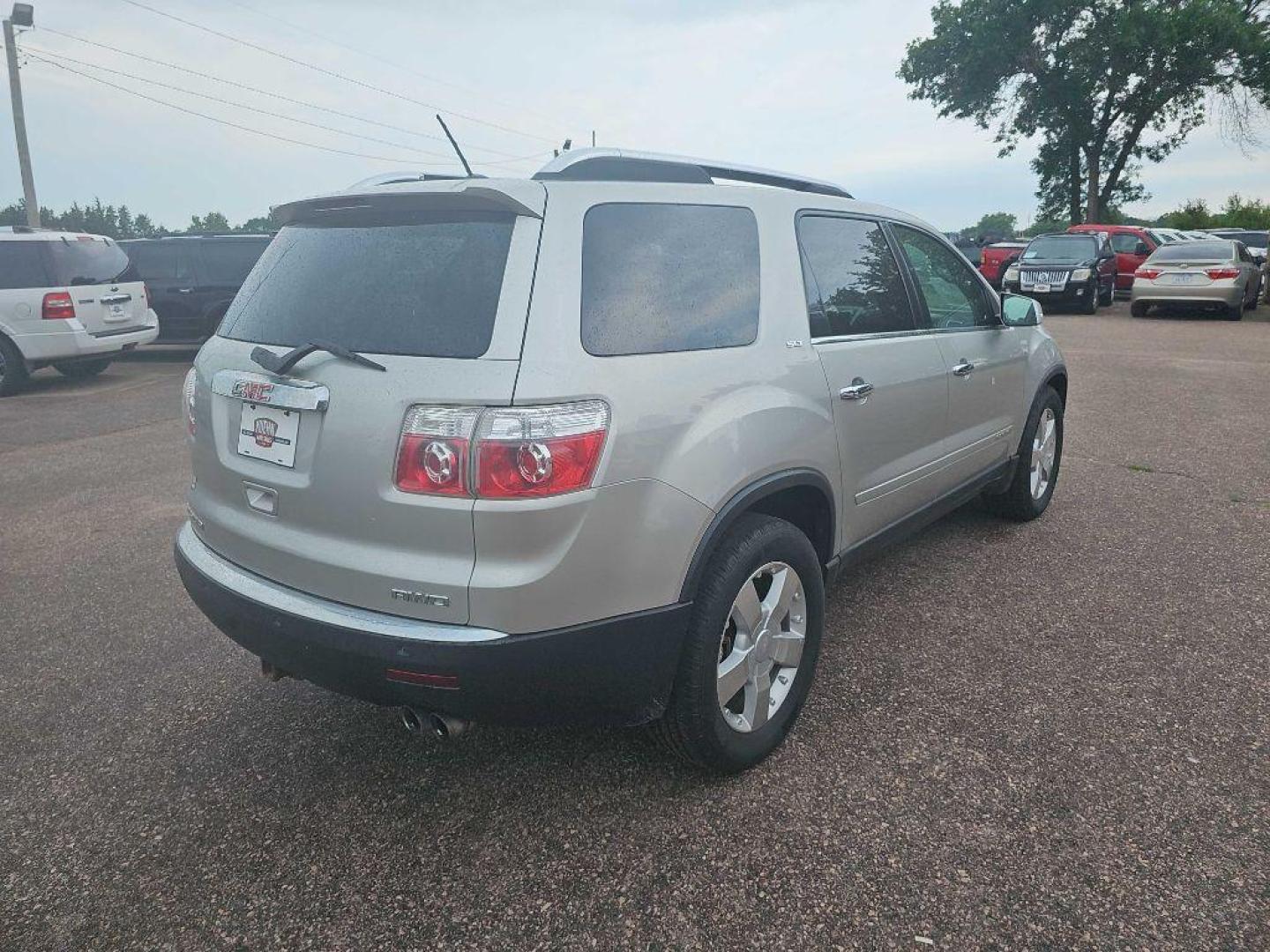 2008 SILVER GMC ACADIA SLT-2 (1GKEV33728J) with an 3.6L engine, Automatic transmission, located at 495 Old Highway 20 West, South Sioux City, NE, 68776, (402) 494-2677, 42.458408, -96.443512 - Photo#1