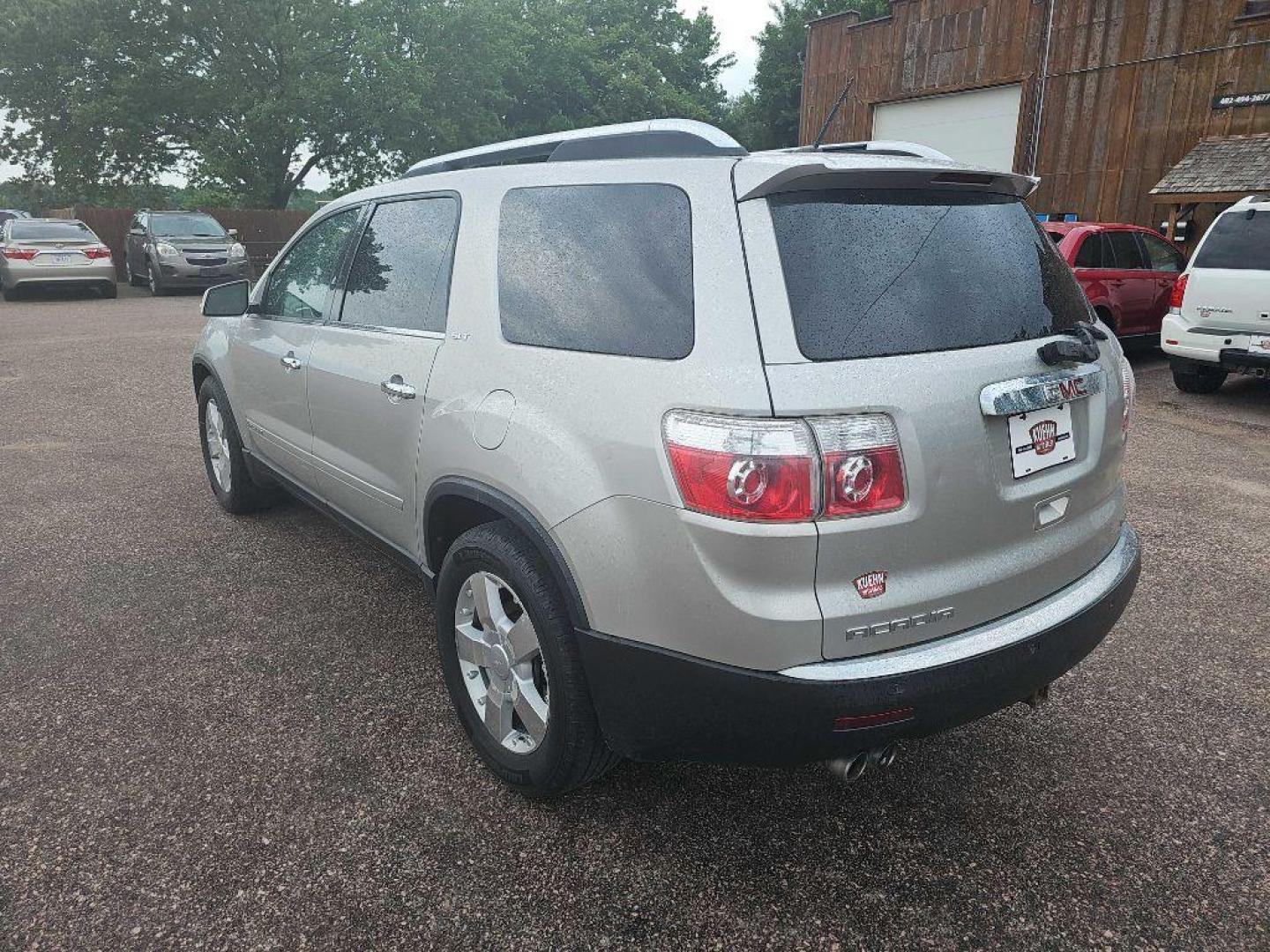 2008 SILVER GMC ACADIA SLT-2 (1GKEV33728J) with an 3.6L engine, Automatic transmission, located at 495 Old Highway 20 West, South Sioux City, NE, 68776, (402) 494-2677, 42.458408, -96.443512 - Photo#4