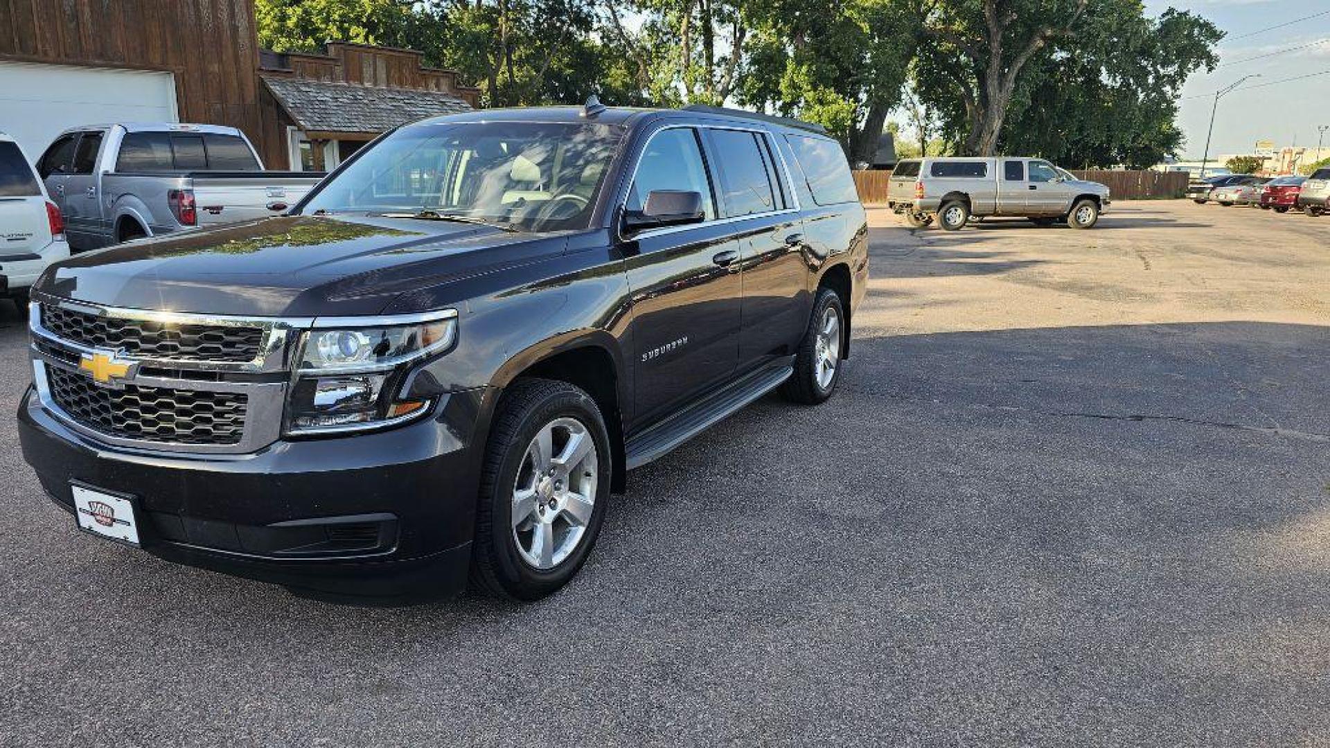 2015 GREY CHEVROLET SUBURBAN 1500 LT (1GNSKJKC7FR) with an 5.3L engine, Automatic transmission, located at 495 Old Highway 20 West, South Sioux City, NE, 68776, (402) 494-2677, 42.458408, -96.443512 - Photo#0