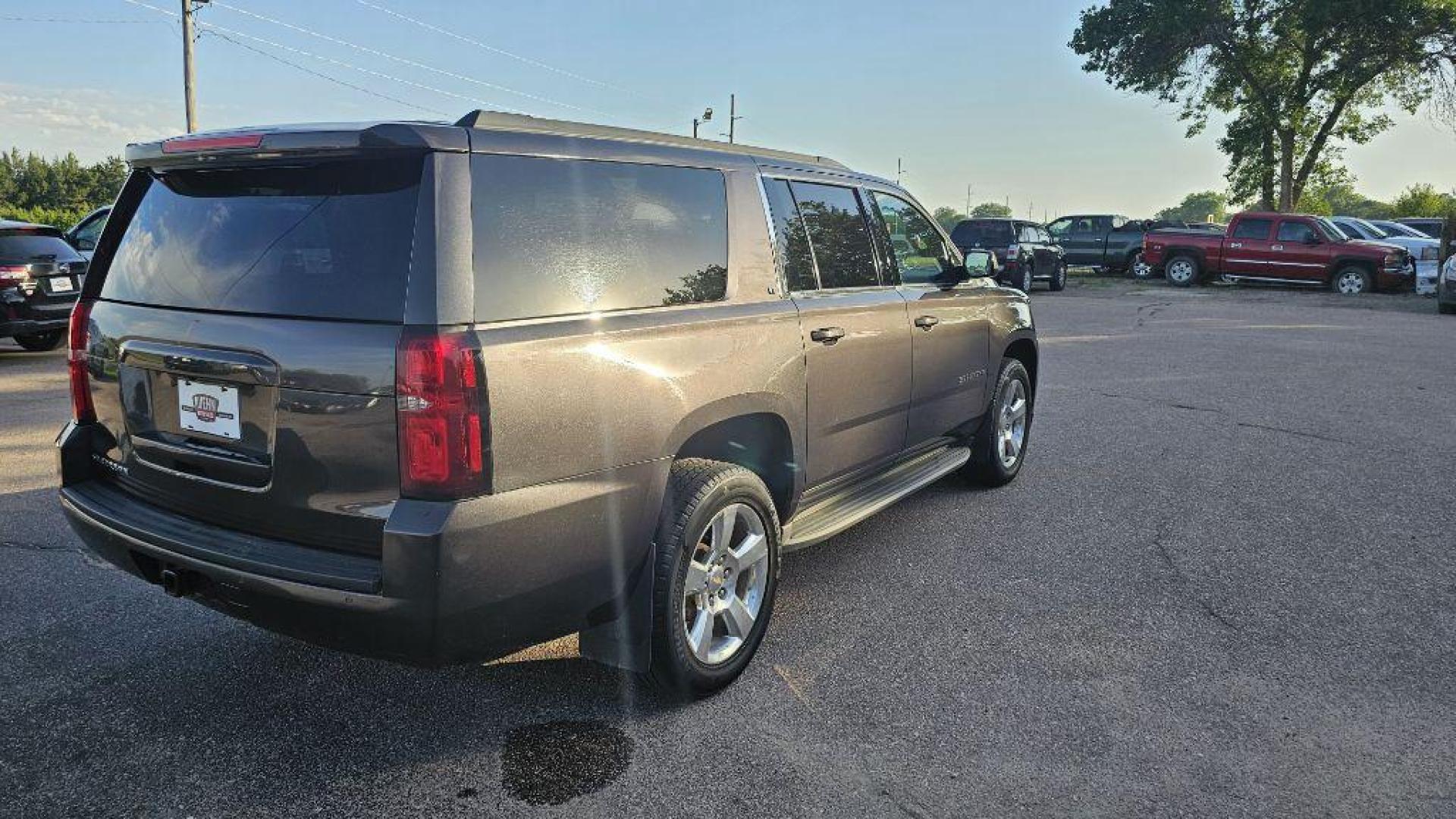 2015 GREY CHEVROLET SUBURBAN 1500 LT (1GNSKJKC7FR) with an 5.3L engine, Automatic transmission, located at 495 Old Highway 20 West, South Sioux City, NE, 68776, (402) 494-2677, 42.458408, -96.443512 - Photo#3