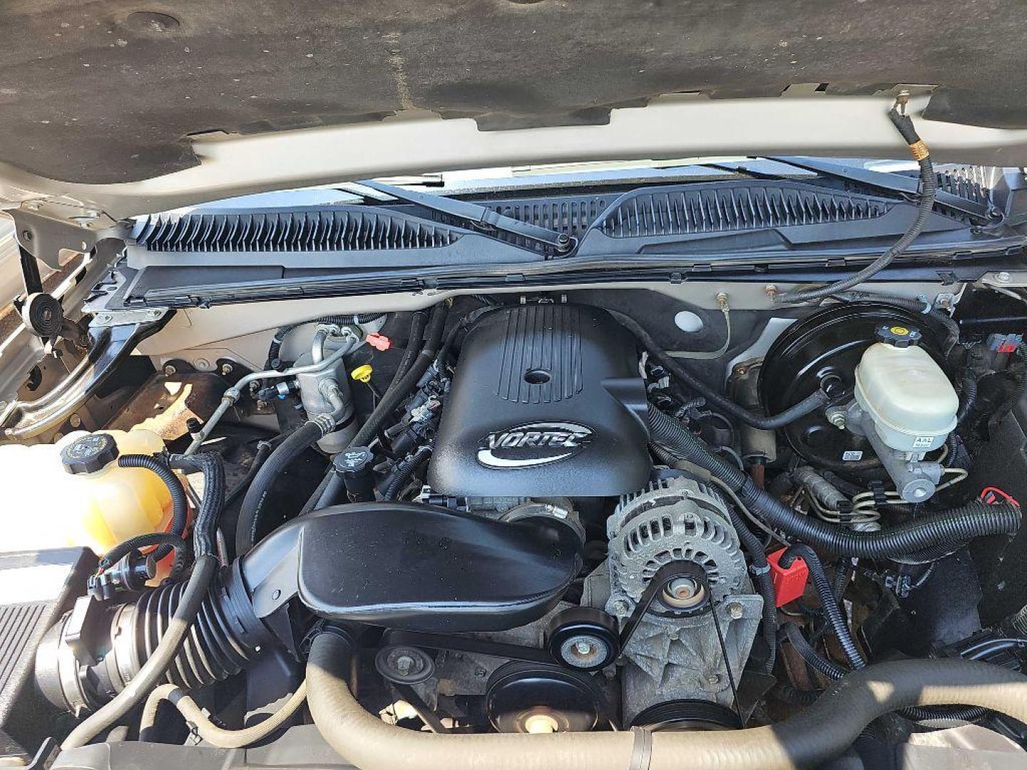 2005 SILVER CHEVROLET SILVERADO 1500 (1GCEK19B35E) with an 5.3L engine, Automatic transmission, located at 495 Old Highway 20 West, South Sioux City, NE, 68776, (402) 494-2677, 42.458408, -96.443512 - Photo#10