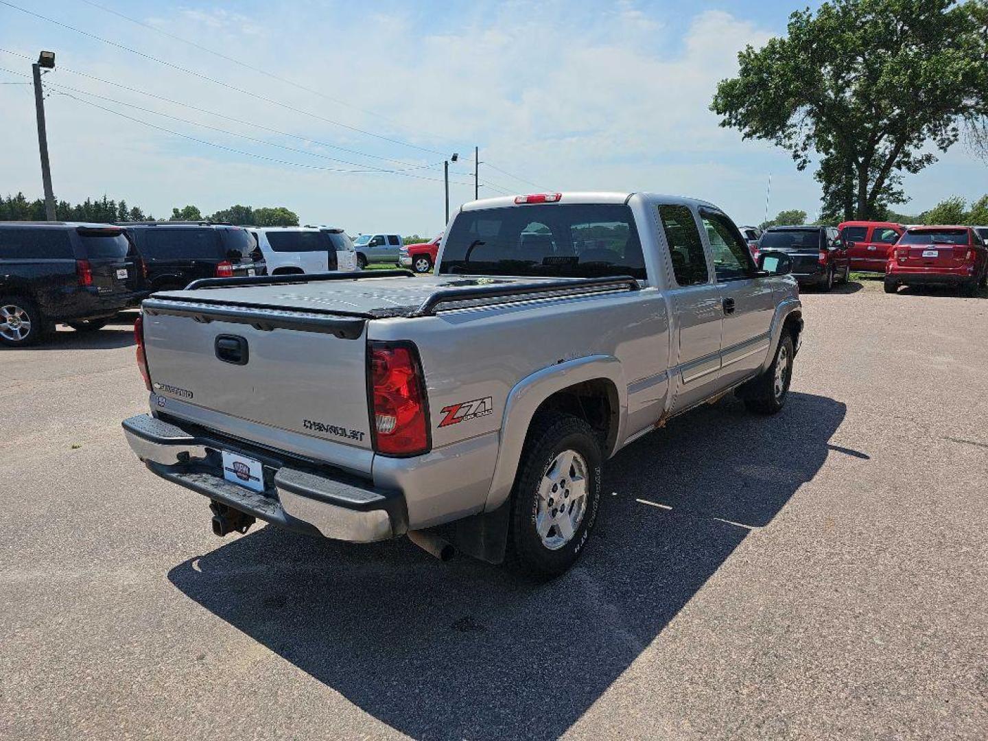 2005 SILVER CHEVROLET SILVERADO 1500 (1GCEK19B35E) with an 5.3L engine, Automatic transmission, located at 495 Old Highway 20 West, South Sioux City, NE, 68776, (402) 494-2677, 42.458408, -96.443512 - Photo#3