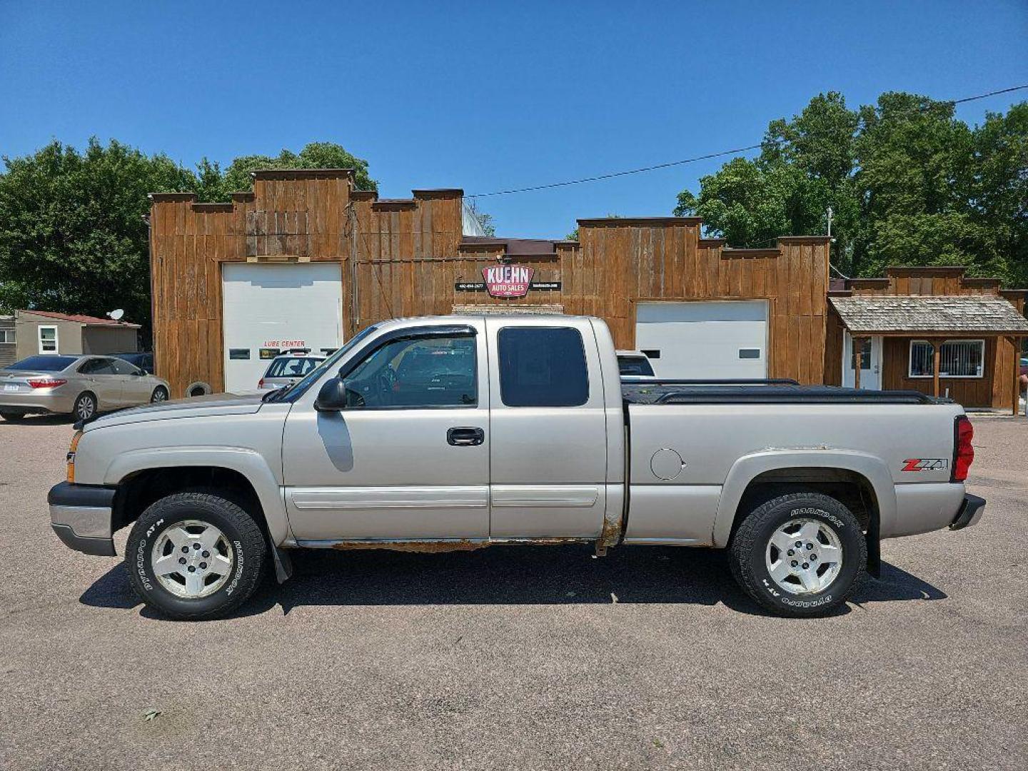 2005 SILVER CHEVROLET SILVERADO 1500 (1GCEK19B35E) with an 5.3L engine, Automatic transmission, located at 495 Old Highway 20 West, South Sioux City, NE, 68776, (402) 494-2677, 42.458408, -96.443512 - Photo#1