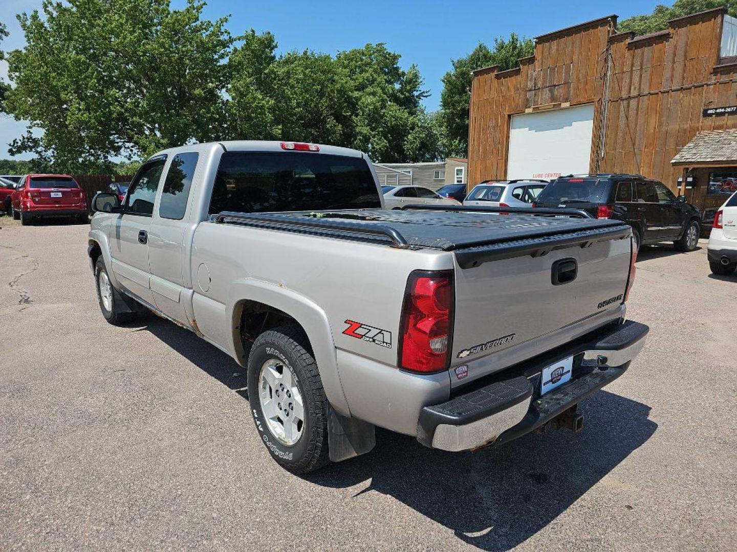 2005 SILVER CHEVROLET SILVERADO 1500 (1GCEK19B35E) with an 5.3L engine, Automatic transmission, located at 495 Old Highway 20 West, South Sioux City, NE, 68776, (402) 494-2677, 42.458408, -96.443512 - Photo#2