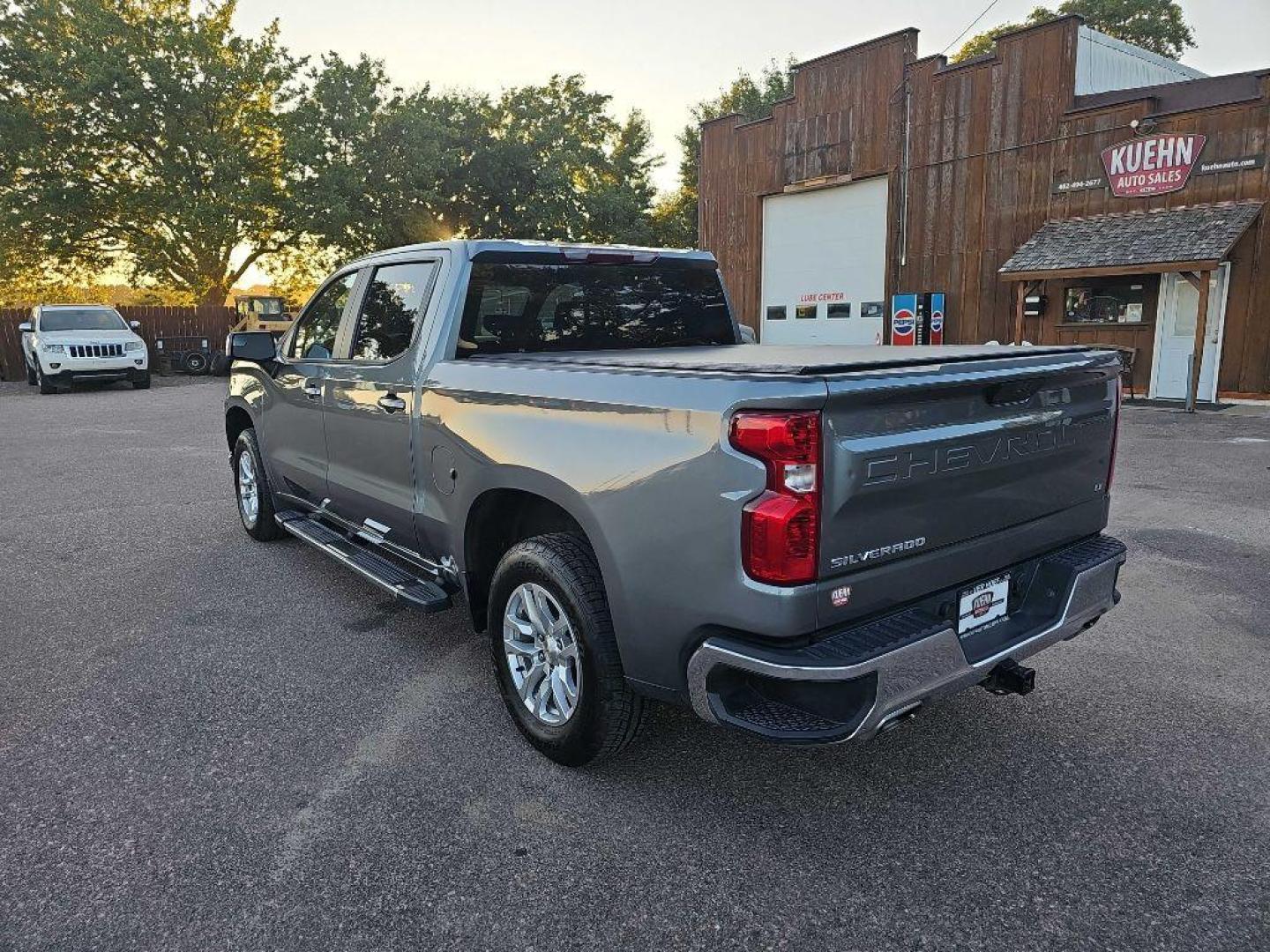 2020 GREY CHEVROLET SILVERADO 1500 LT (3GCUYDEDXLG) with an 5.3L engine, Automatic transmission, located at 495 Old Highway 20 West, South Sioux City, NE, 68776, (402) 494-2677, 42.458408, -96.443512 - Photo#2