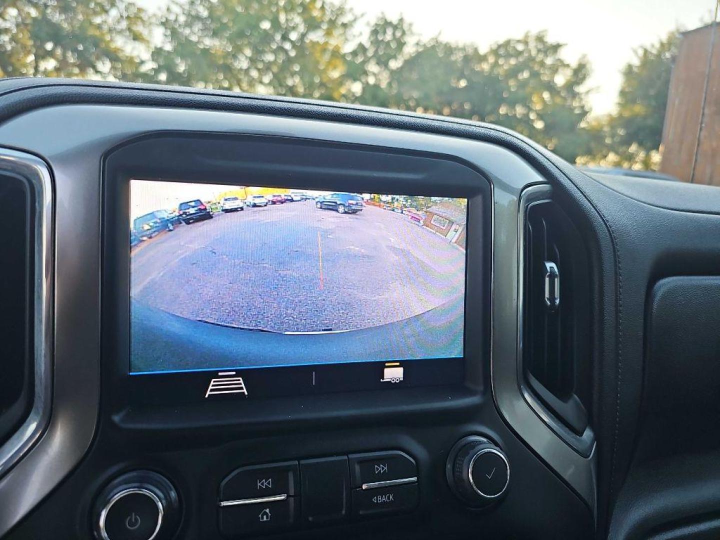 2020 GREY CHEVROLET SILVERADO 1500 LT (3GCUYDEDXLG) with an 5.3L engine, Automatic transmission, located at 495 Old Highway 20 West, South Sioux City, NE, 68776, (402) 494-2677, 42.458408, -96.443512 - Photo#15